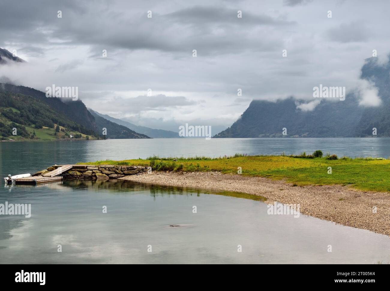 Nuageux d'été Lustrafjorden fjord Banque D'Images