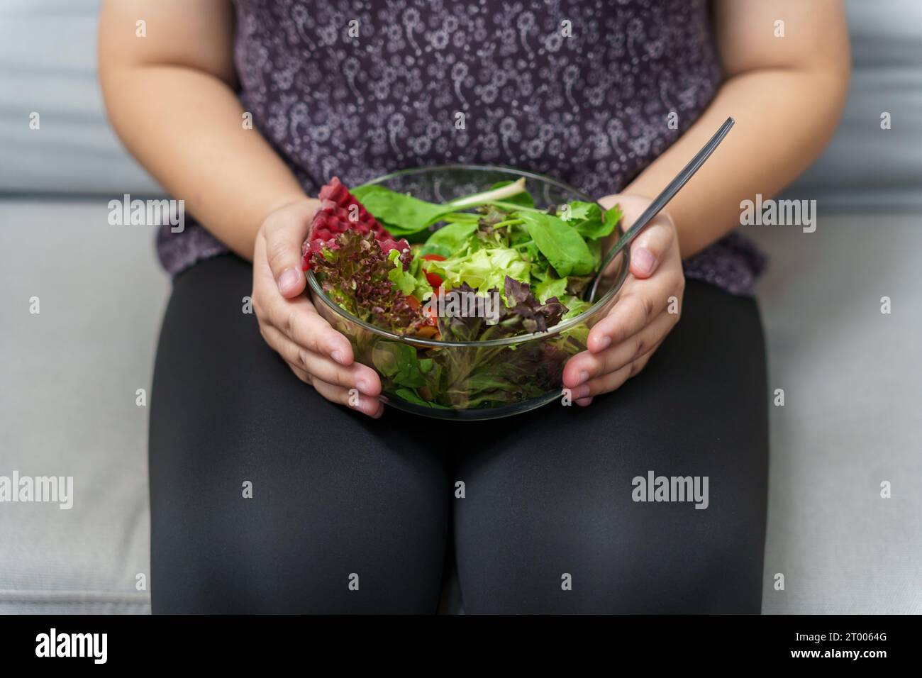 Femme asiatique en surpoids suivant un régime perte de poids mangeant de la salade fraîche maison saine alimentation concept femme obèse avec un régime de poids Banque D'Images