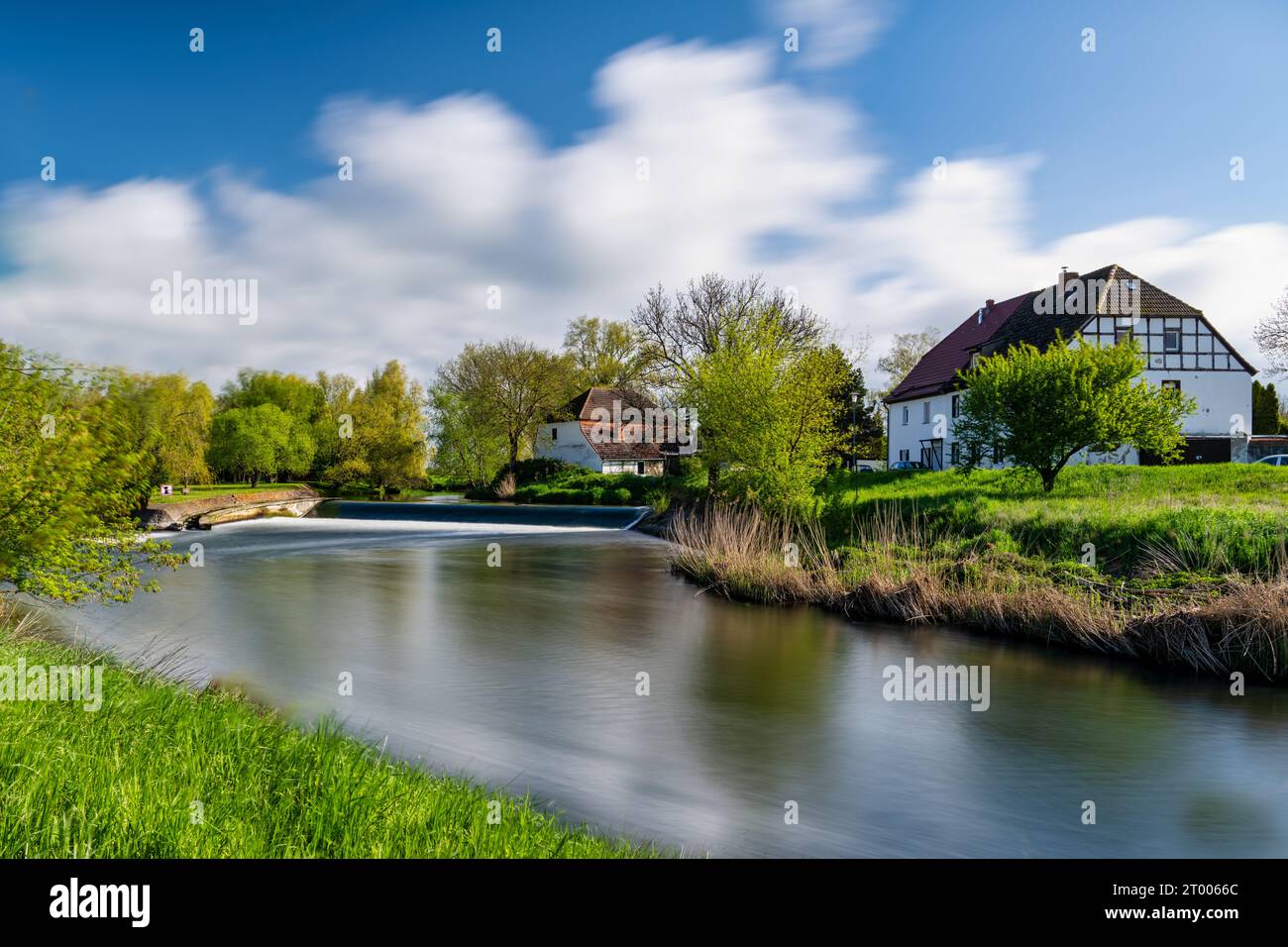 Une vue d'un déversoir sur la rivière Unstrut Banque D'Images