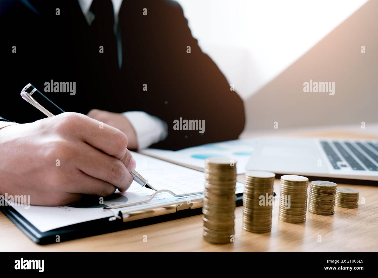 Auditeur ou personnel de service de revenu interne, femmes d'affaires vérifiant les États financiers annuels de l'entreprise. Concept d'audit Banque D'Images