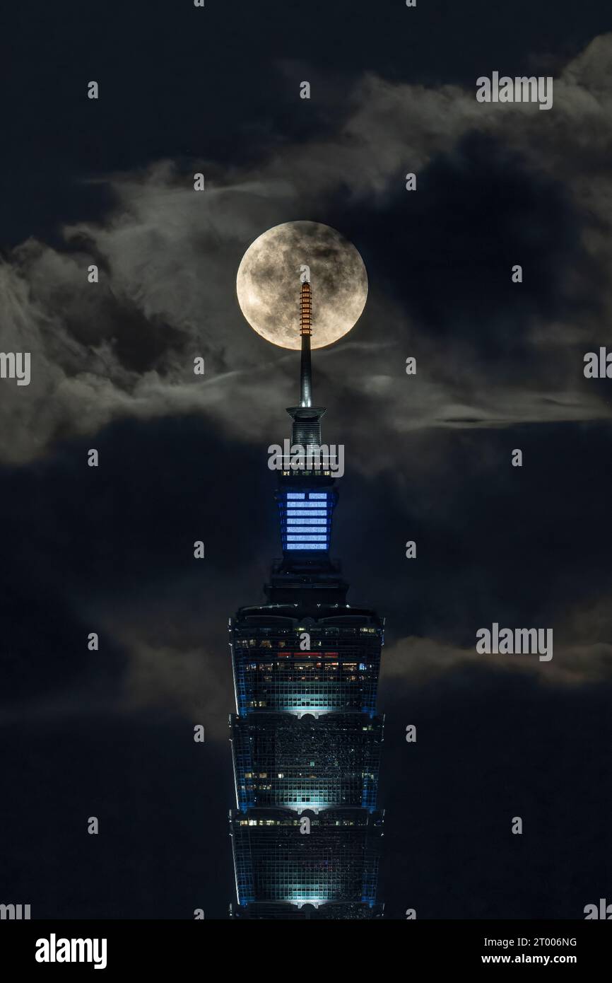 Taipei 101 et la lune Banque D'Images