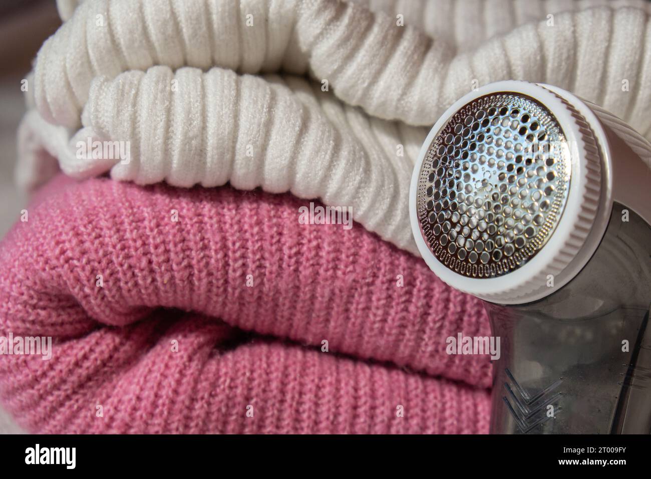 Rasoir anti-boulochage. Dispositif pour raser des vêtements. Rasoir à tissu anti-peluche. Détonateur de peluches électrique portatif pour chandail Banque D'Images