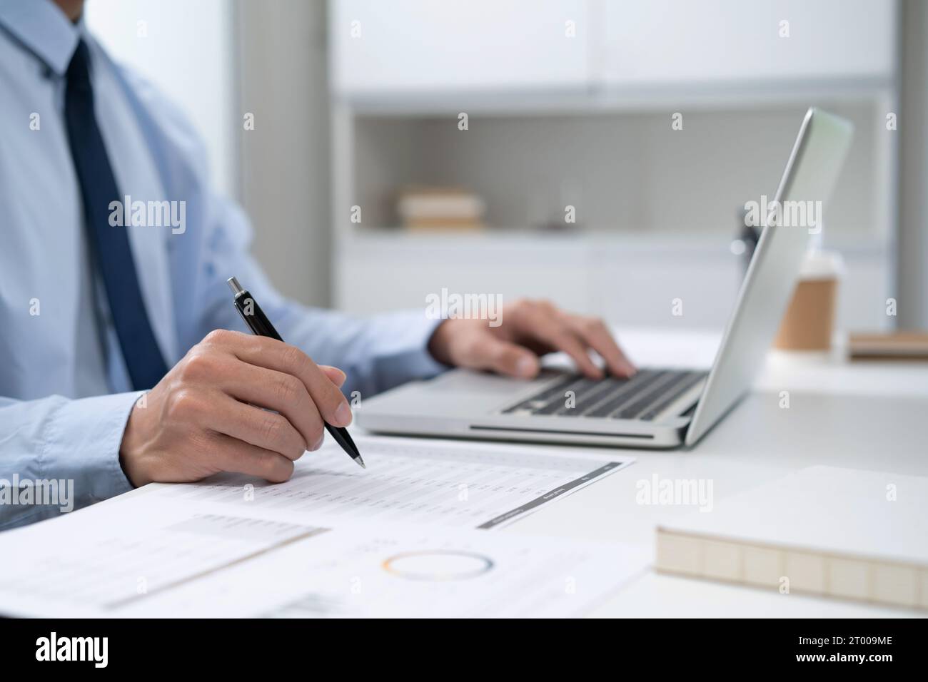 Homme d'affaires travaillant en utilisant les mains d'ordinateur portable tapant sur un clavier. Investisseur professionnel travaillant nouveau projet de start-up. bu Banque D'Images