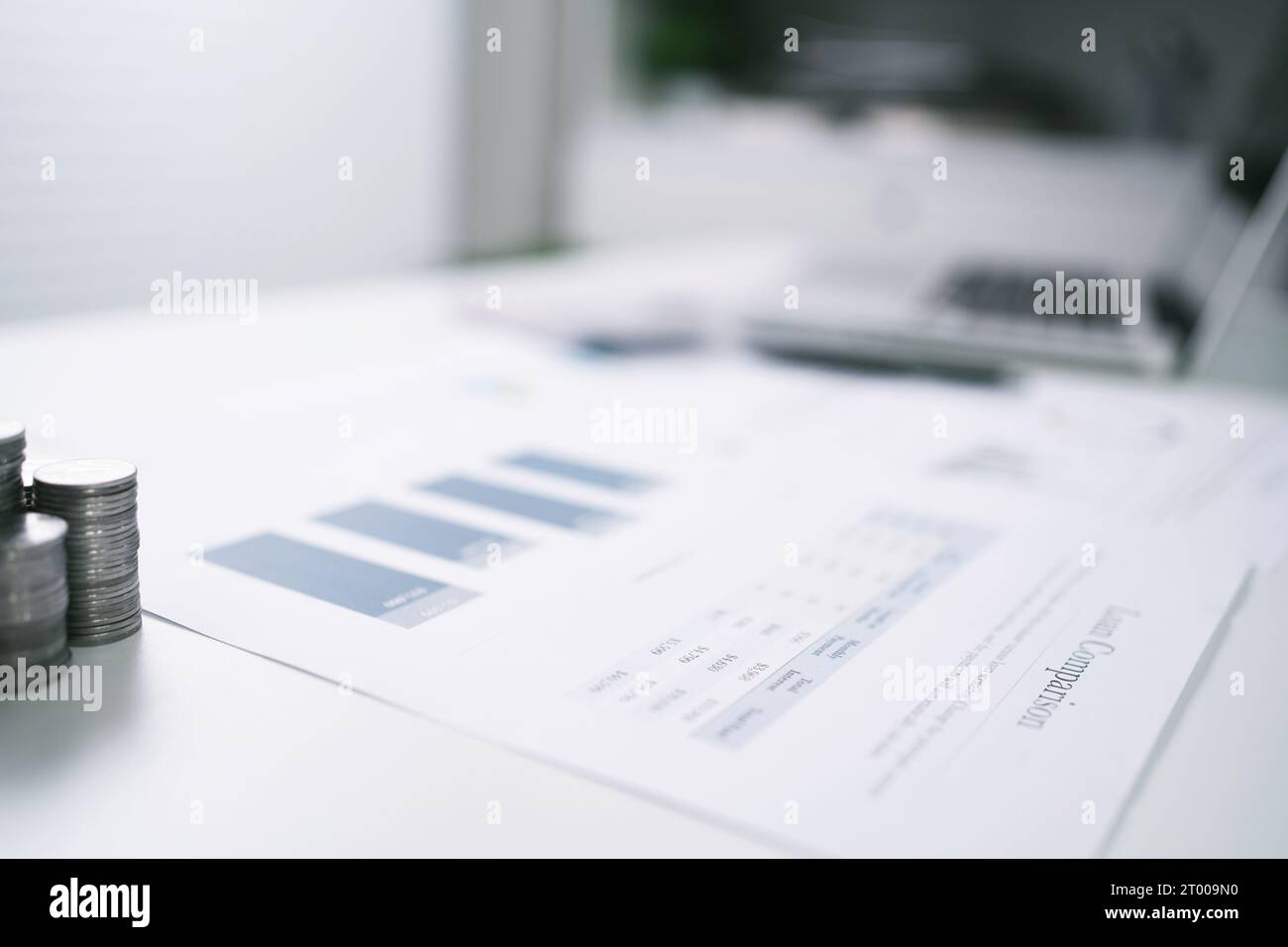 Femme d'affaires comptable analysant les graphiques d'investissement facture et appuyant sur les boutons de calculatrice sur les documents. Comptabilité Banque D'Images