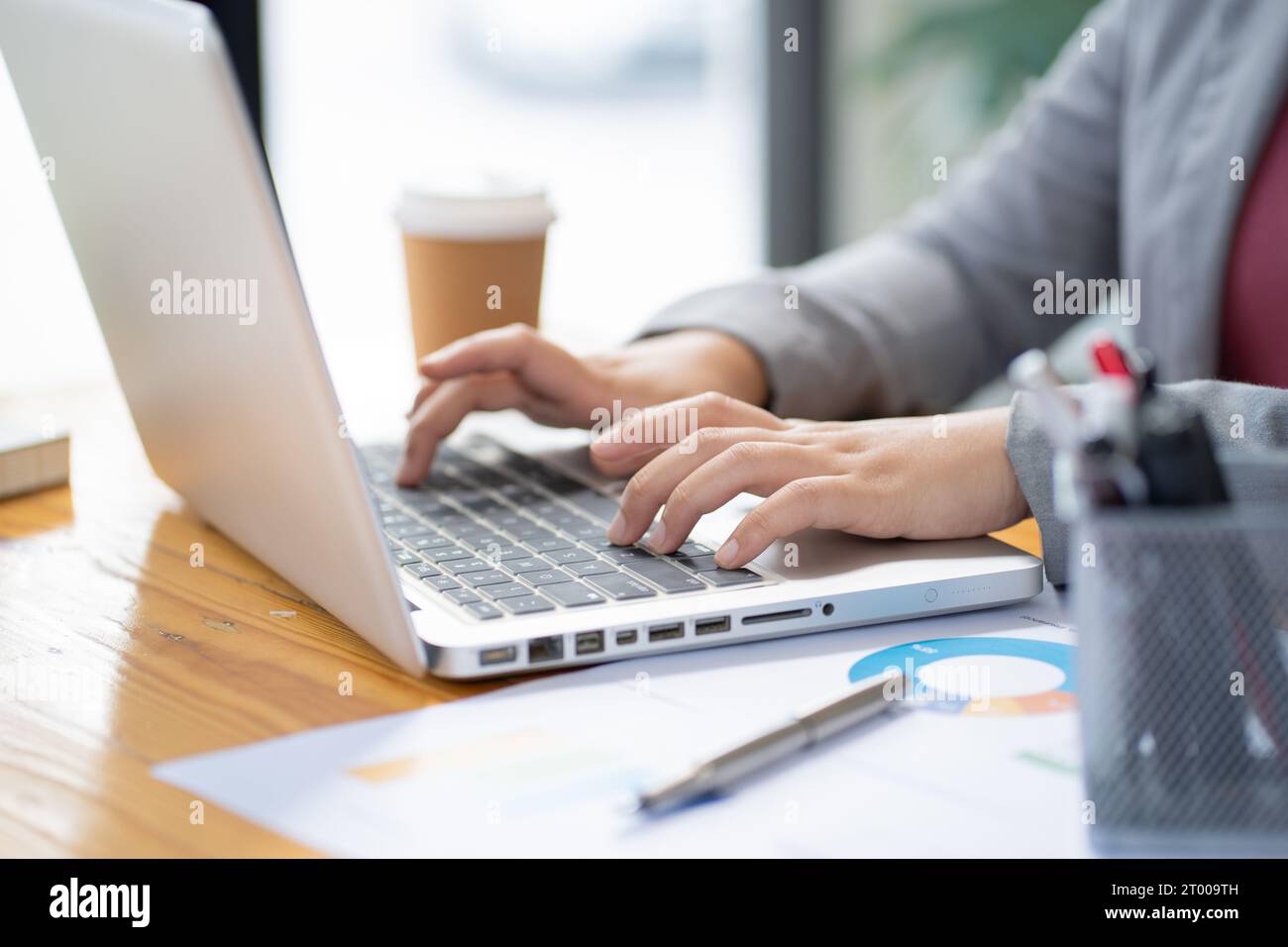 Femme d'affaires travaillant à l'aide des mains d'ordinateur portable tapant sur un clavier. Investisseur professionnel travaillant nouveau projet de start-up. Banque D'Images