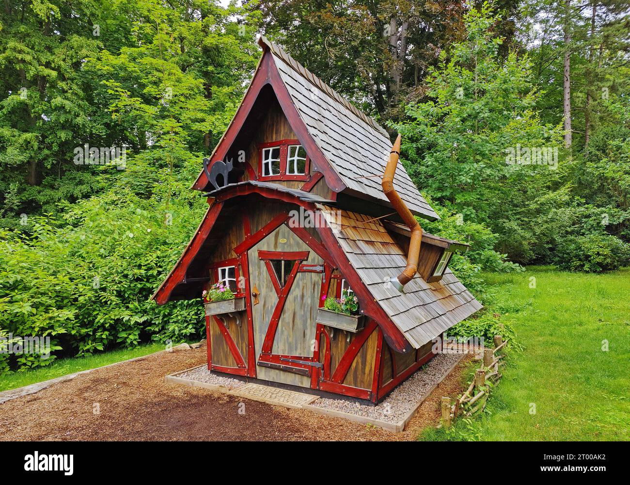 Petite maison de sorcière comme du conte de fées pour les enfants dans le parc thermal, Bad Pyrmont, Allemagne Banque D'Images