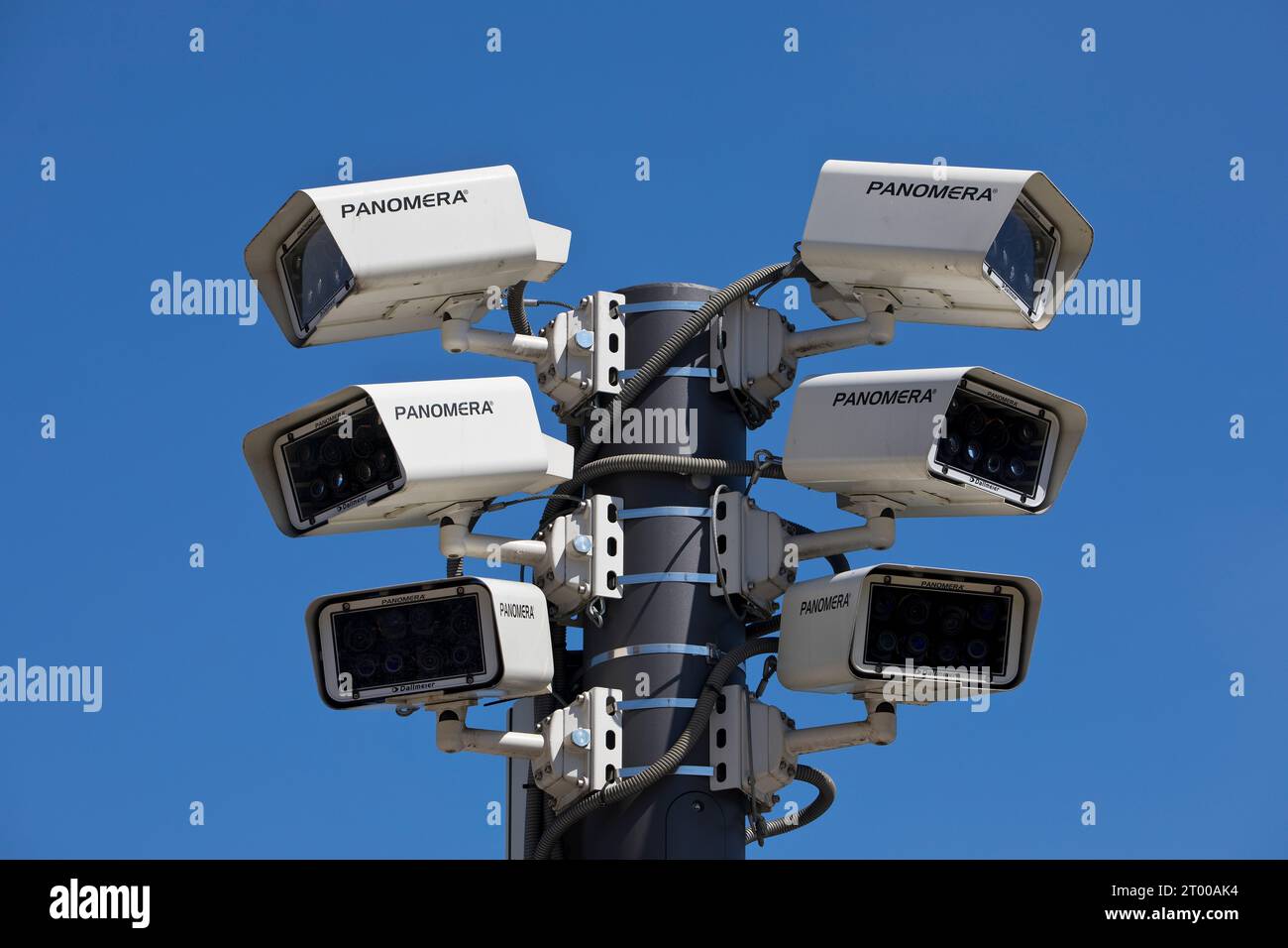De nombreuses caméras de surveillance en milieu urbain, Bahnhofsplatz, Wiesbaden, Allemagne, Europe Banque D'Images