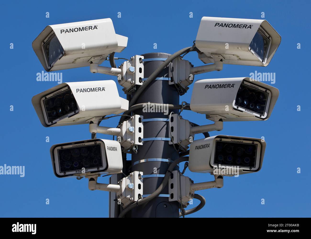 De nombreuses caméras de surveillance en milieu urbain, Bahnhofsplatz, Wiesbaden, Allemagne, Europe Banque D'Images