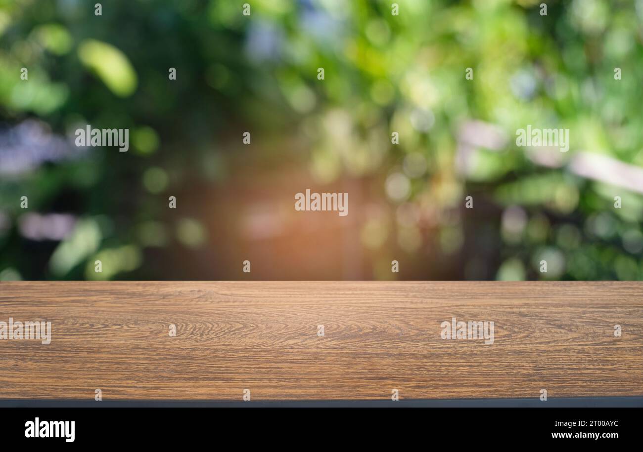 Image de la table en bois devant le fond flou abstrait des lumières de jardin extérieures. peut être utilisé pour l'affichage ou le montage de votre Banque D'Images