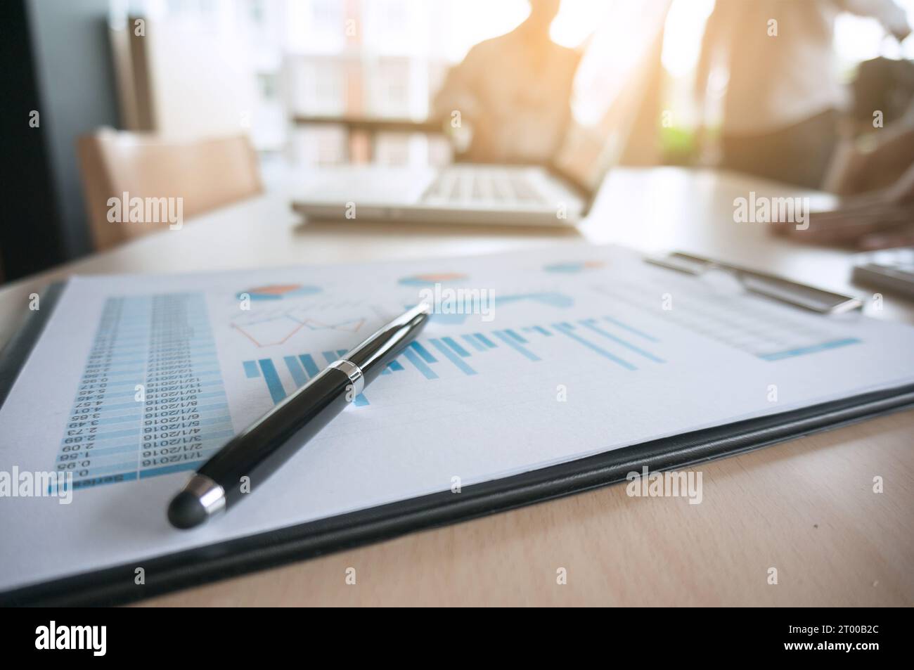 Graphique financier avec un stylo sur la table dans le bureau. concept commercial Banque D'Images