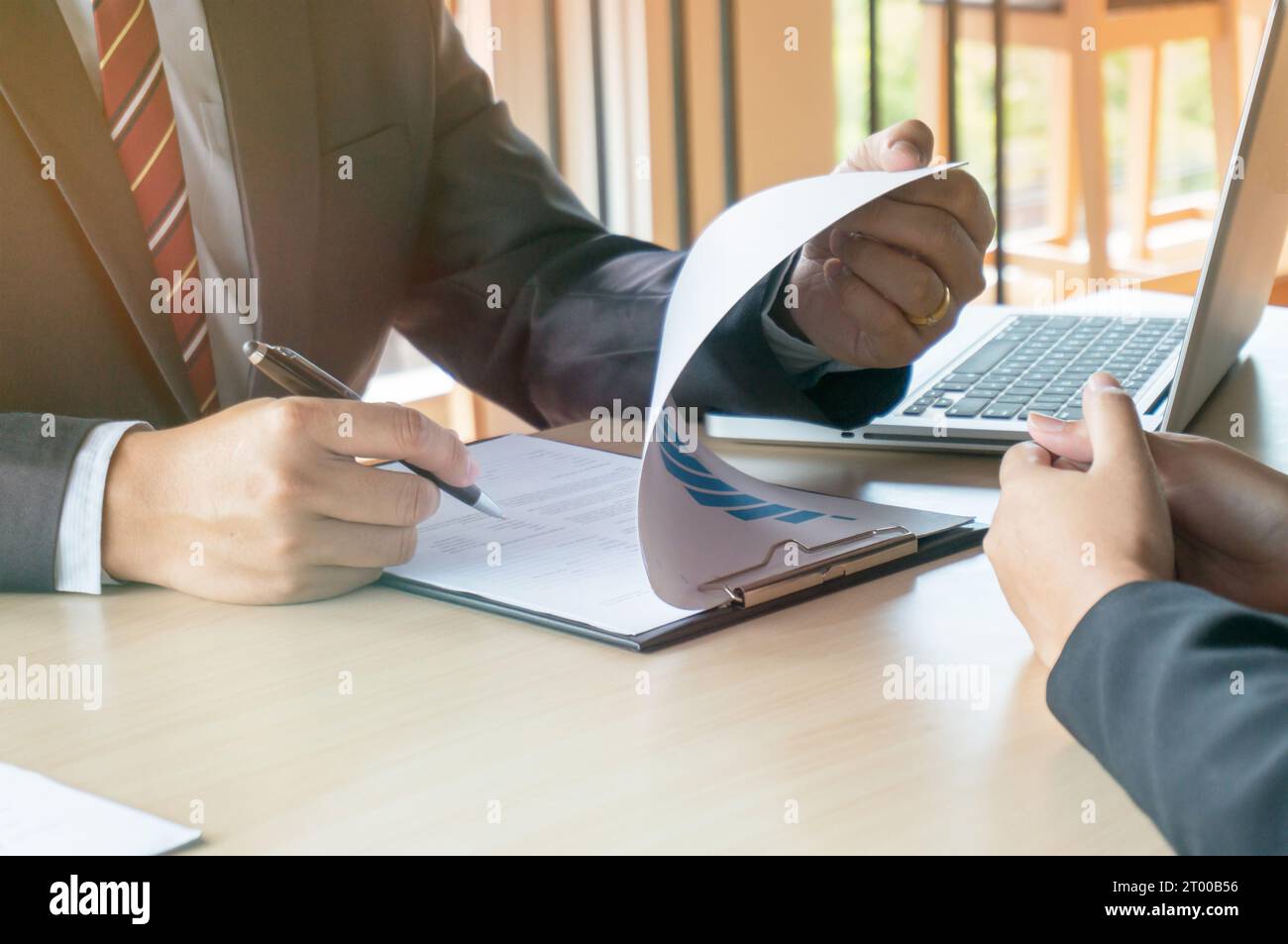 Vue d'un examinateur lisant un CV pendant un entretien d'embauche Banque D'Images