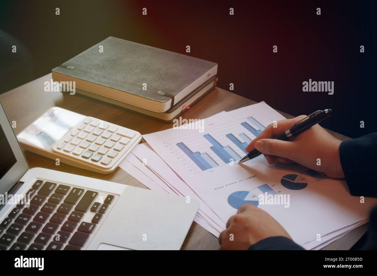 Les femmes de comptabilité d'entreprise travaillent avec la calculatrice et l'ordinateur portable. Concept de technologie financière Banque D'Images