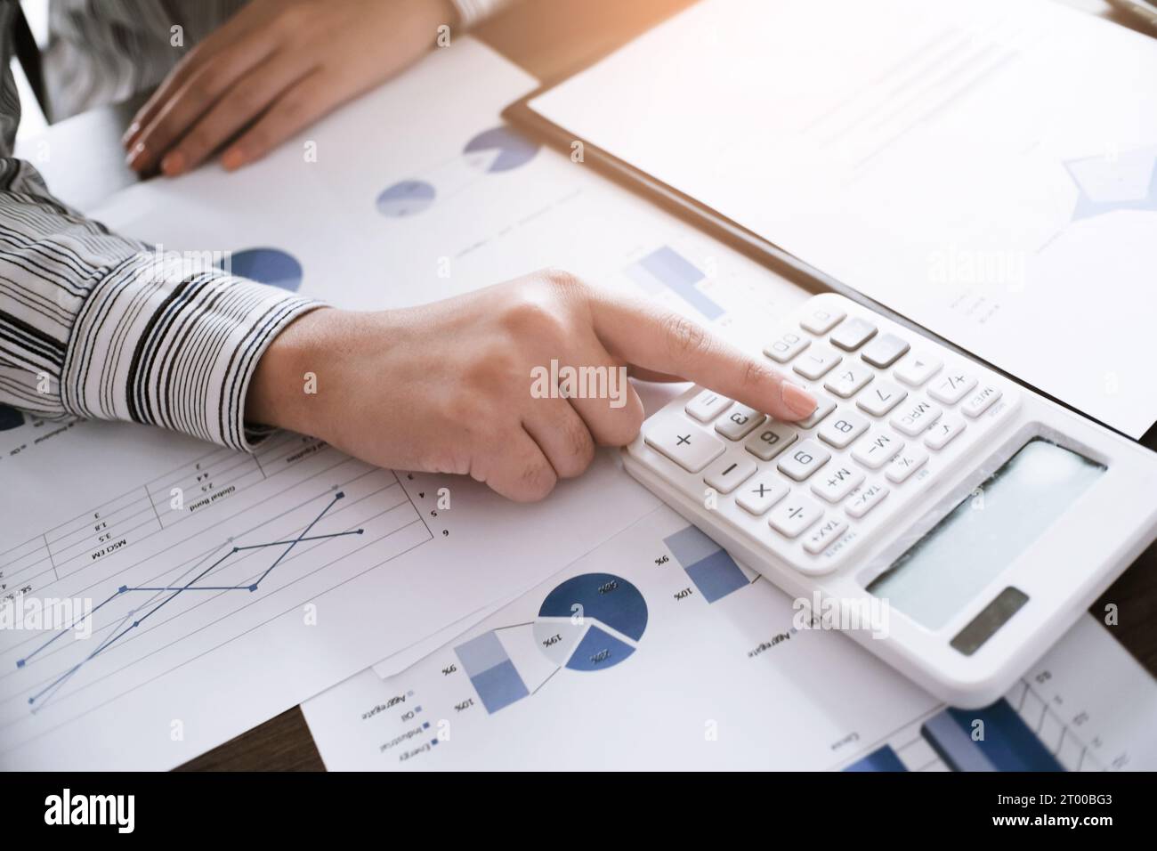 Les femmes de comptabilité d'entreprise travaillent avec la calculatrice et l'ordinateur portable. Concept de technologie financière Banque D'Images