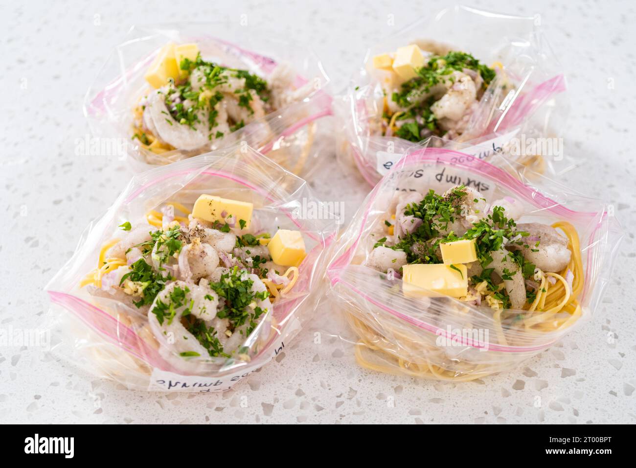 Préparation de repas de crevettes en scampi congelées Banque D'Images