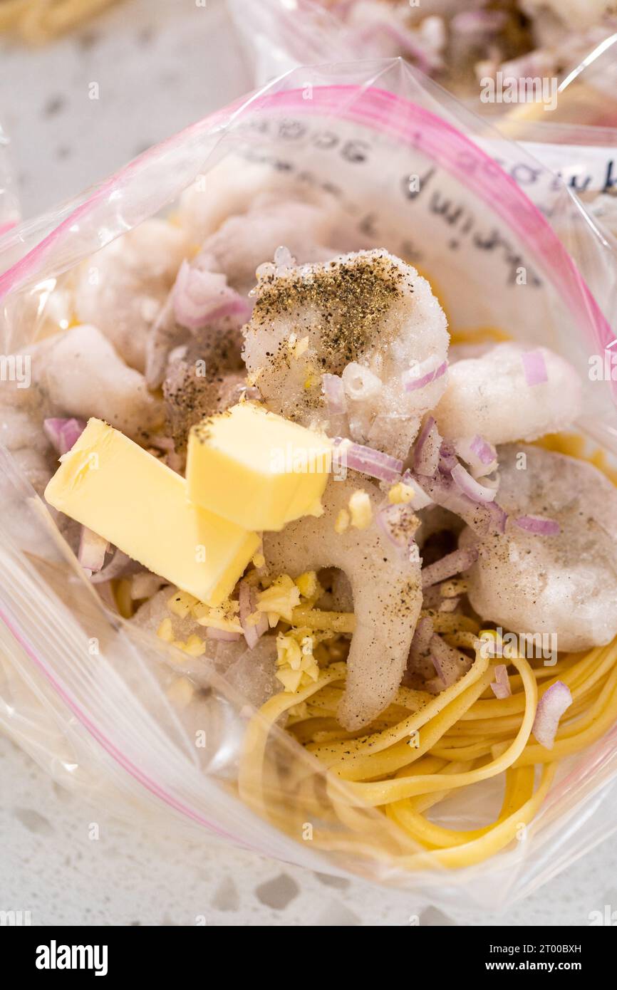 Préparation de repas de crevettes en scampi congelées Banque D'Images