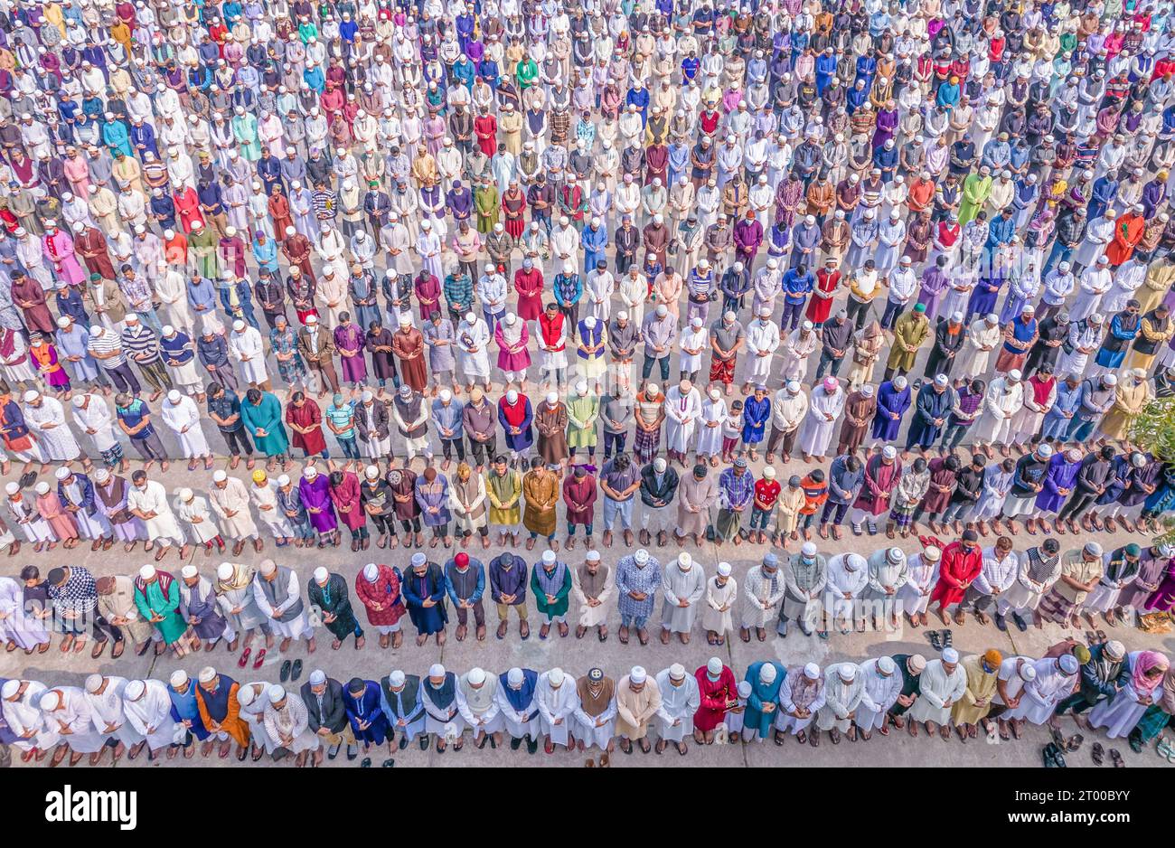 Barishal, Bangladesh. 03 octobre 2023. Une vue aérienne montre des personnes assistant aux funérailles musulmanes d’une personne qui a perdu la bataille contre la maladie de Covid-19 à Barishal, au Bangladesh. Crédit : Mustasinur Rahman Alvi/Alamy Live News Banque D'Images
