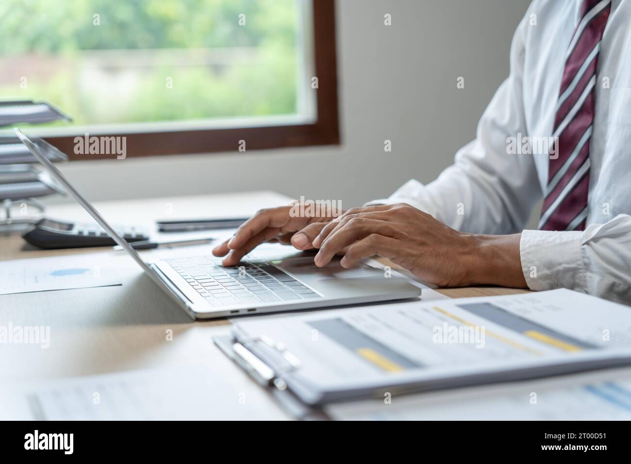 Homme travaillant en utilisant un ordinateur portable computerÂ mains tapant sur le clavier. écrire un blog. Travailler à la maison sont dans la machine à écrire à doigt de main Banque D'Images