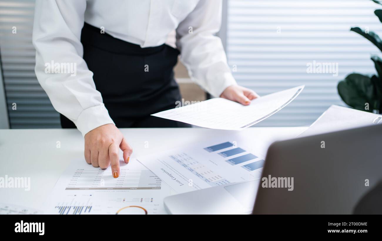 Auditeur ou personnel de service de revenu interne, femmes d'affaires vérifiant les États financiers annuels de l'entreprise. Concept d'audit Banque D'Images