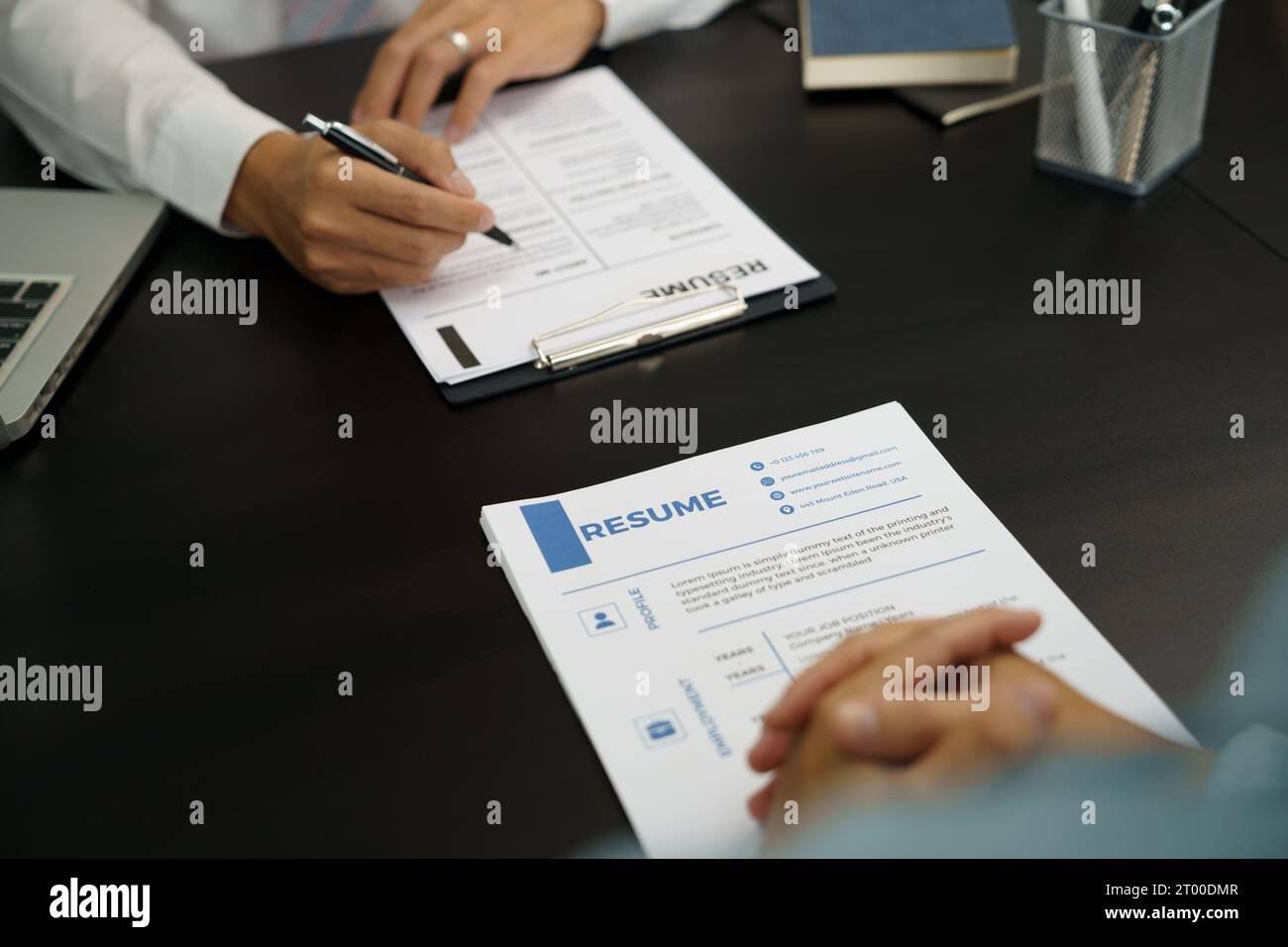 Examinateur lisant un curriculum vitae pendant l'entrevue d'emploi au bureau concept des affaires et des ressources humaines. Banque D'Images