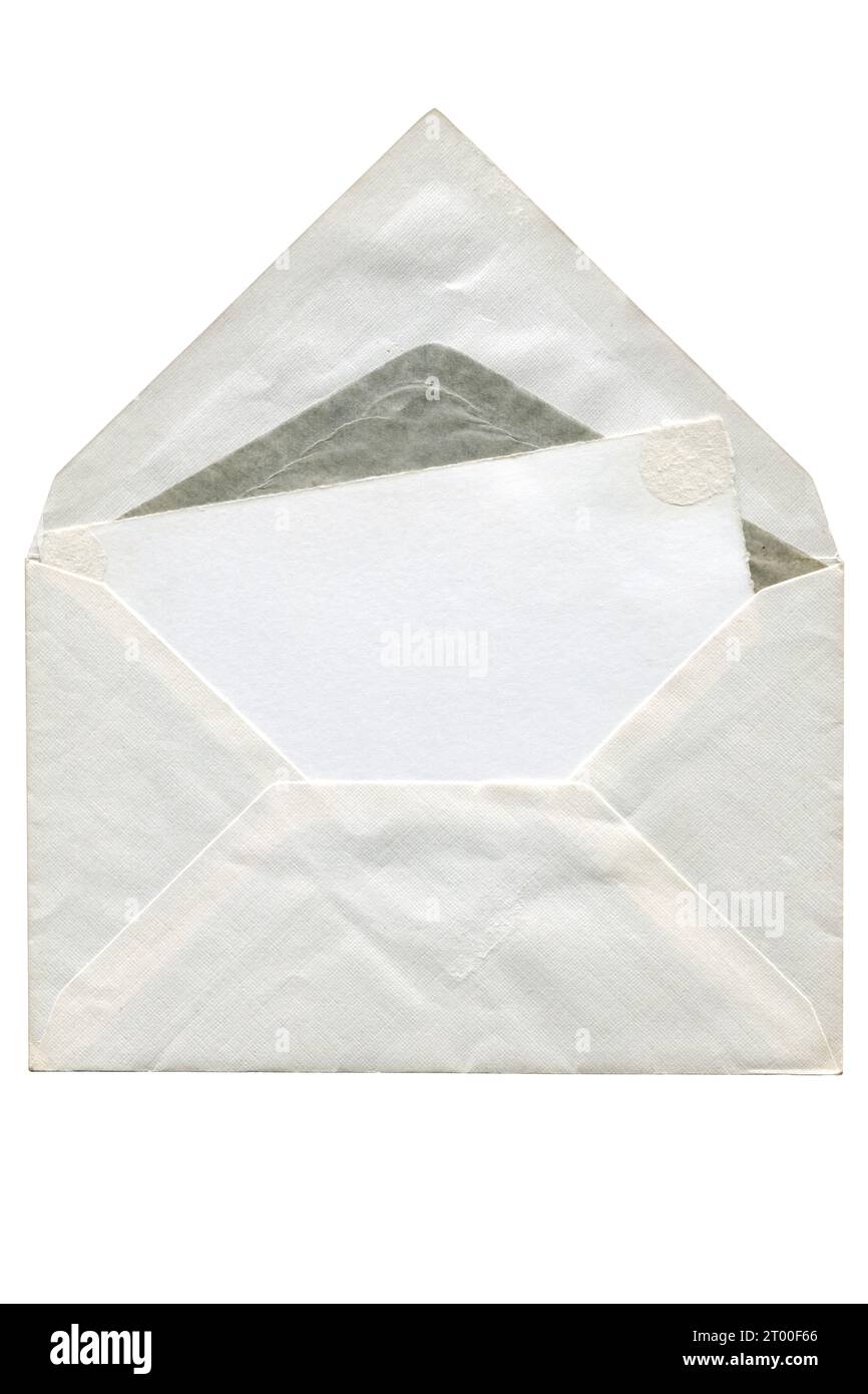 Vintage enveloppe avant avec carte à l'intérieur isolé sur fond blanc. Lettre vue de dessus Banque D'Images