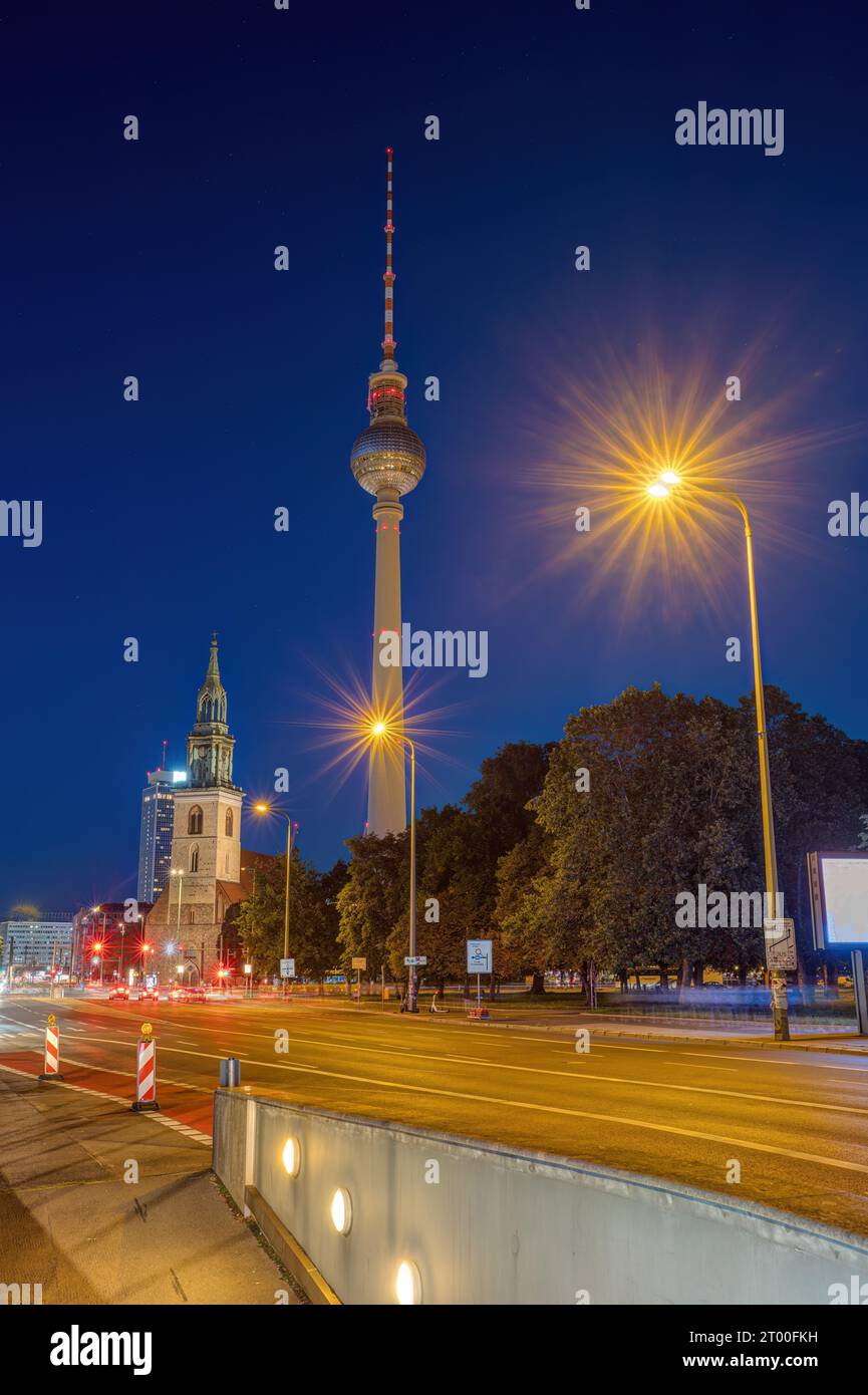 La célèbre tour de télévision de Berlin et l'église de St. Marie la nuit Banque D'Images
