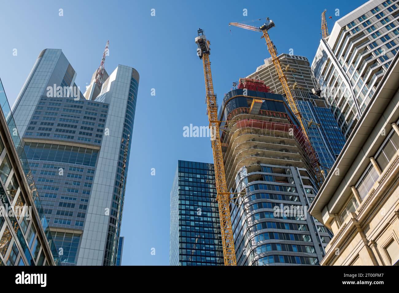 Gratte-ciel et un chantier de construction vus à Francfort, Allemagne Banque D'Images