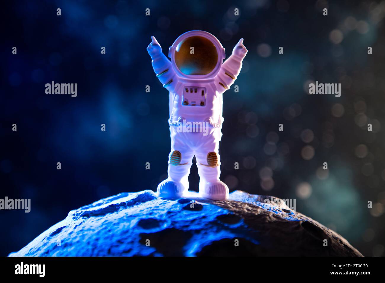 Astronaute dans une combinaison spatiale sur la lune. Fond spatial, concept du futur. Banque D'Images