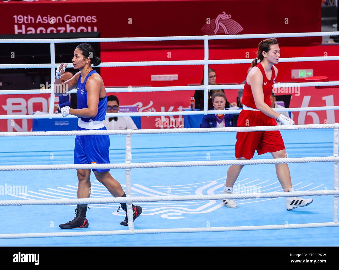 Hangzhou, Chine. 03 octobre 2023. Hangzhou, Zhejiang, Chine : Jeux asiatiques, Boxe femmes demi-finales : 66-75 kgs. Boxer indien Borgohain Lovlina vs Thailands Maneekon au HZ Gymnasium. Lovlina de l'Inde a gagné. Crédit : Seshadri SUKUMAR/Alamy Live News Banque D'Images