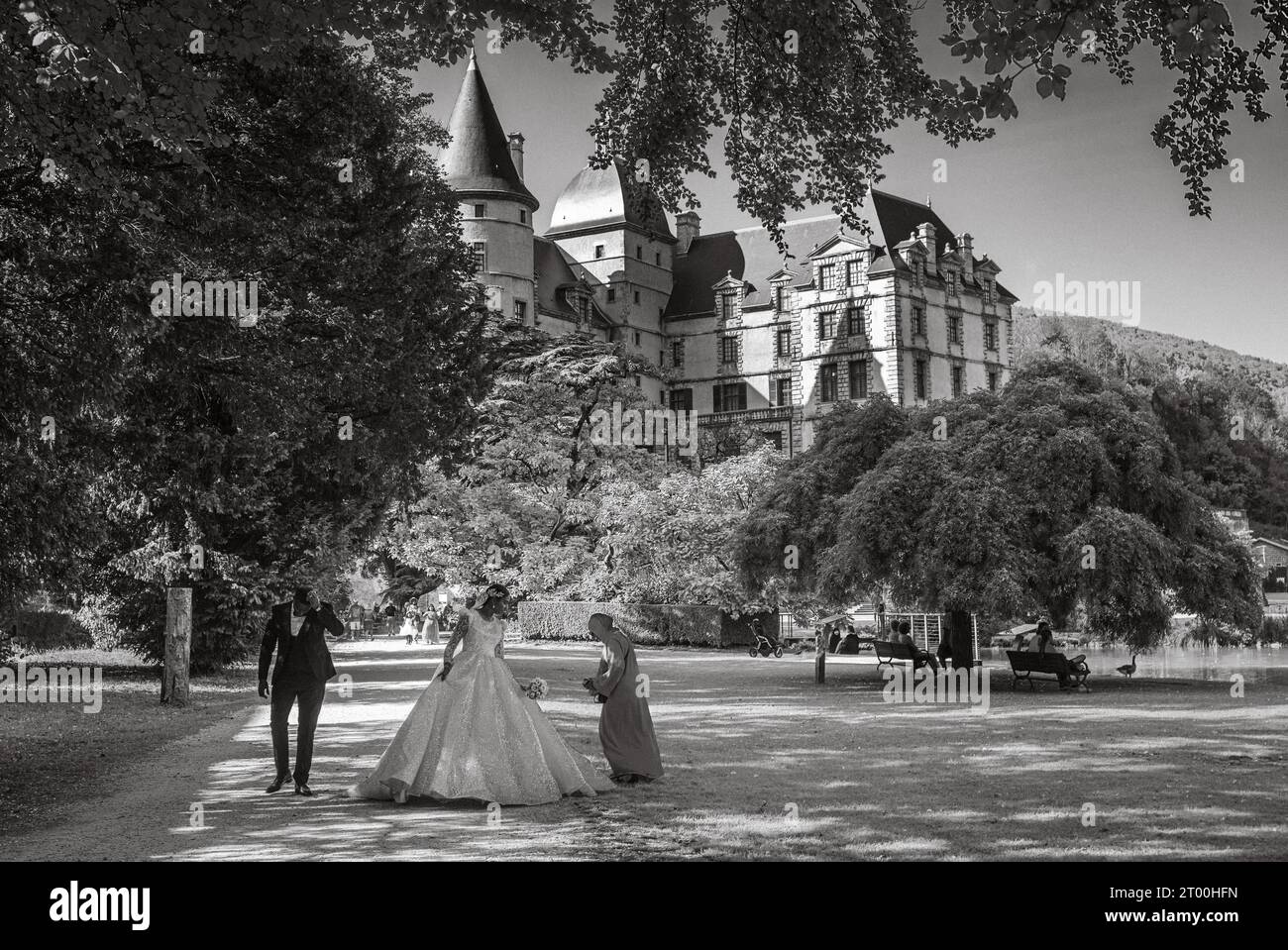 Une mère musulmane aide sa fille à préparer des photos de mariage avec son nouveau mari dans le parc du château abritant le Musée du Revo Français Banque D'Images