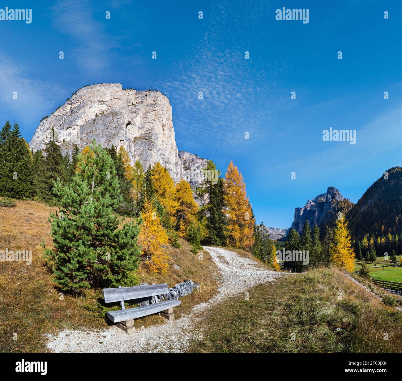 Scène montagneuse des Dolomites alpines d'automne et parapentes non reconnaissables dans le ciel, Selva di Val Gardena, Sudtirol, Italie. Banque D'Images