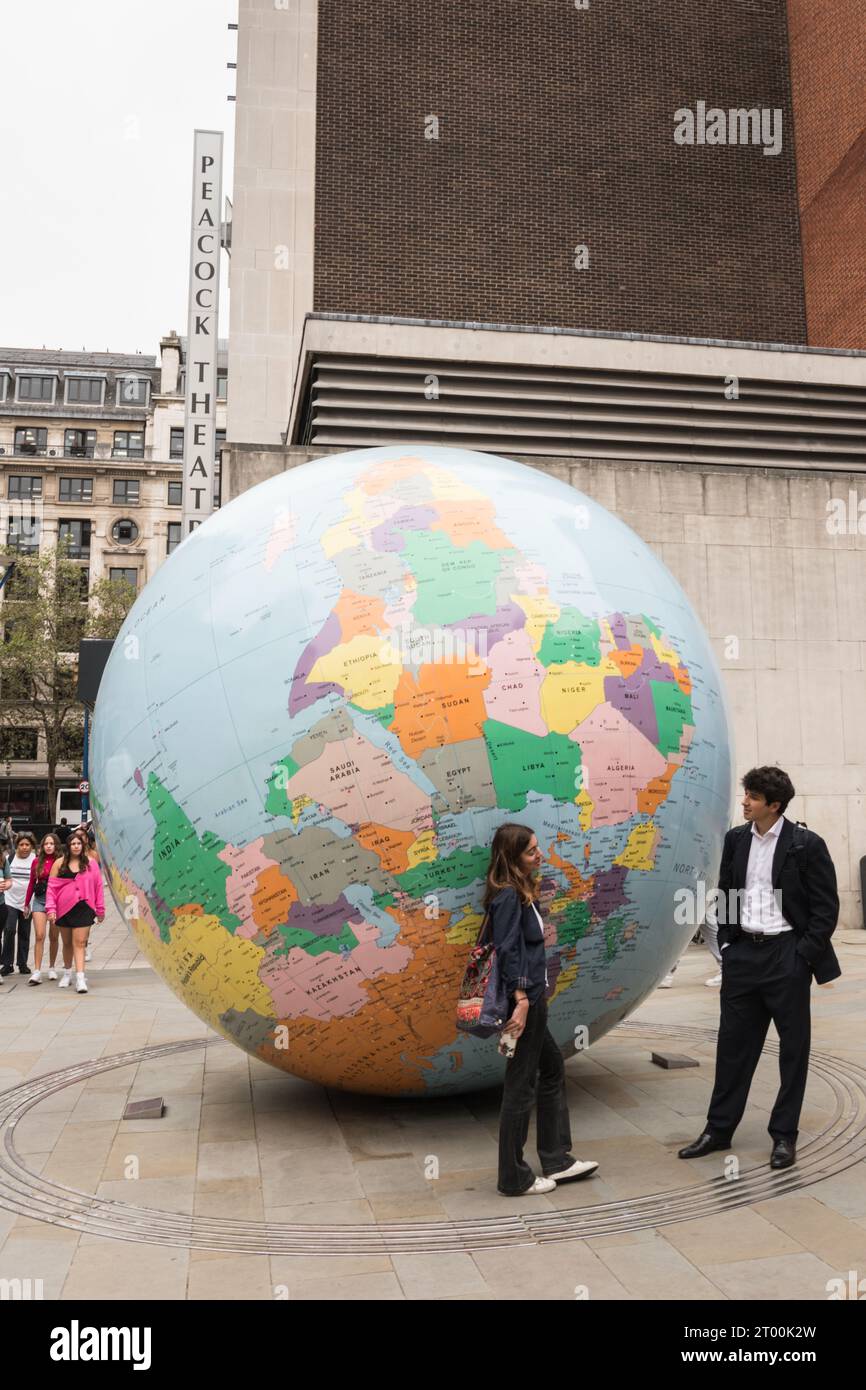 Le monde de Mark Wallinger a renversé un globe géant à l'extérieur du Saw Swee Hock Student Centre, London School of Economics, Londres, WC2, Angleterre Banque D'Images
