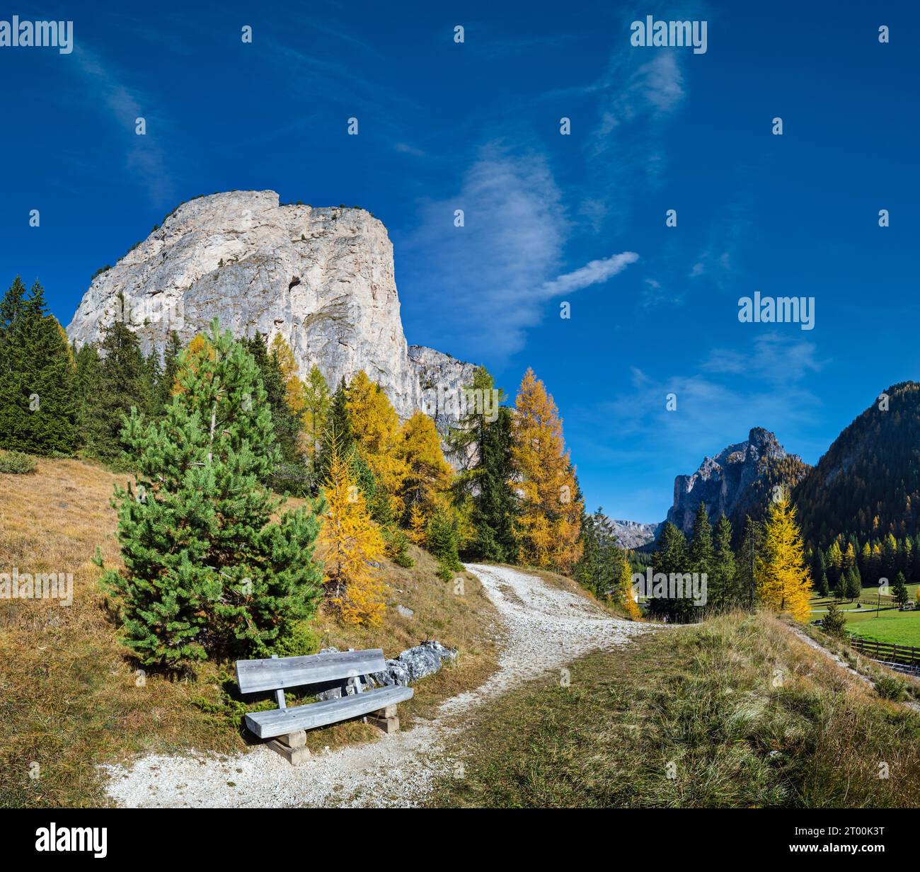 Scène montagneuse des Dolomites alpines d'automne et parapentes non reconnaissables dans le ciel, Selva di Val Gardena, Sudtirol, Italie. Banque D'Images