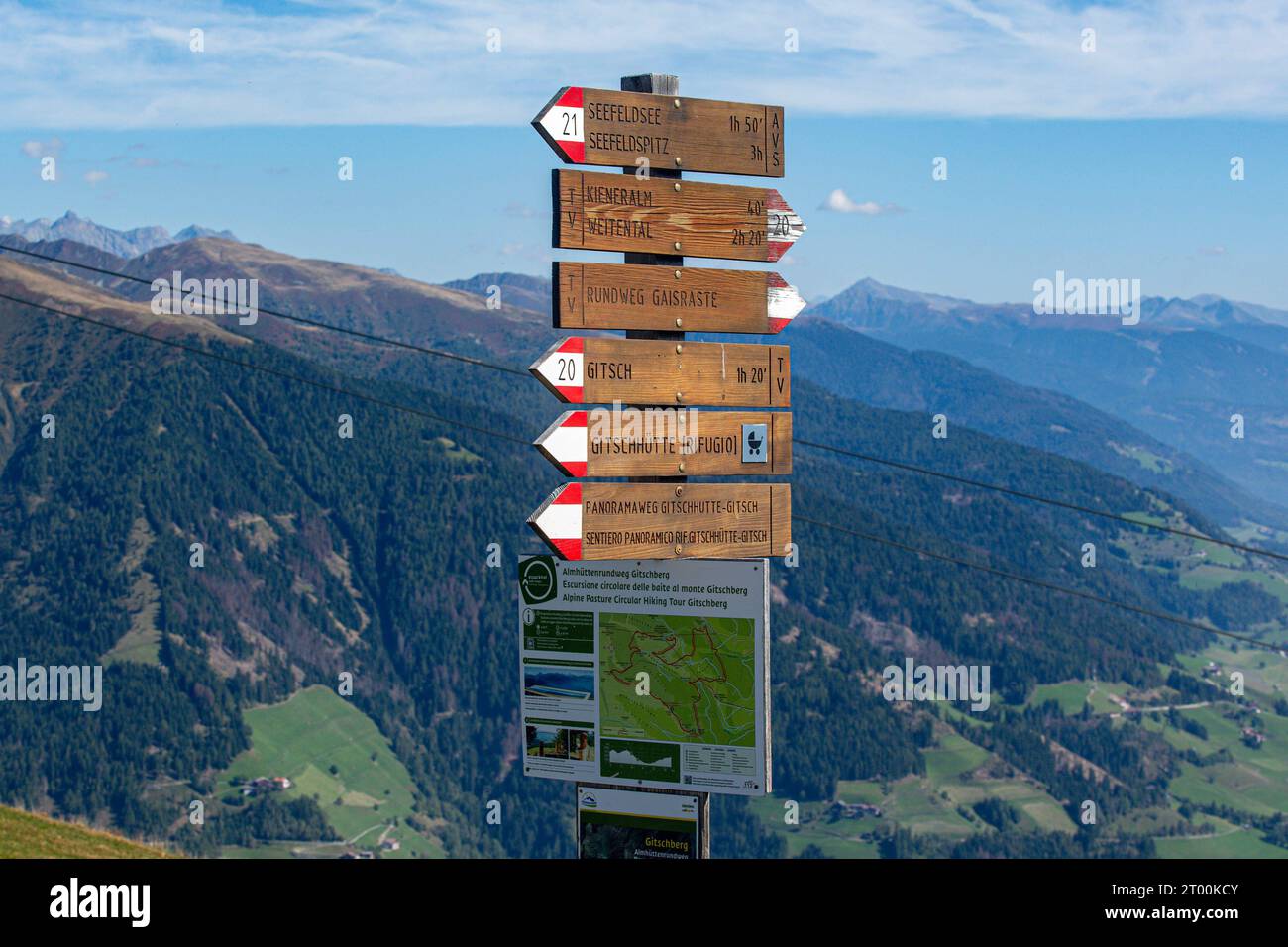Der Gitsch oder Gitschberg ist ein 2512 m hoher Berg in den Pfunderer Bergen, einer Untergruppe der südlichen Zillertaler Alpen. Gitschberg *** le Gitsch ou Gitschberg est une montagne de 2512 m d'altitude dans les montagnes Pfunderer, un sous-groupe des Alpes du sud du Zillertal Gitschberg crédit : Imago/Alamy Live News Banque D'Images