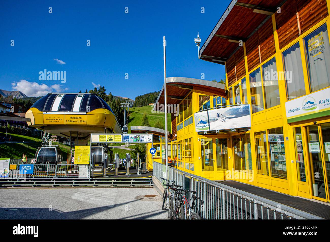 Der Gitsch oder Gitschberg ist ein 2512 m hoher Berg in den Pfunderer Bergen, einer Untergruppe der südlichen Zillertaler Alpen. Gitschbergbahn Talstation Gitschberg *** le Gitsch ou Gitschberg est une montagne de 2512 m d'altitude dans les montagnes Pfunderer, un sous-groupe des Alpes méridionales du Zillertal Gitschbergbahn Valley station Gitschberg crédit : Imago/Alamy Live News Banque D'Images