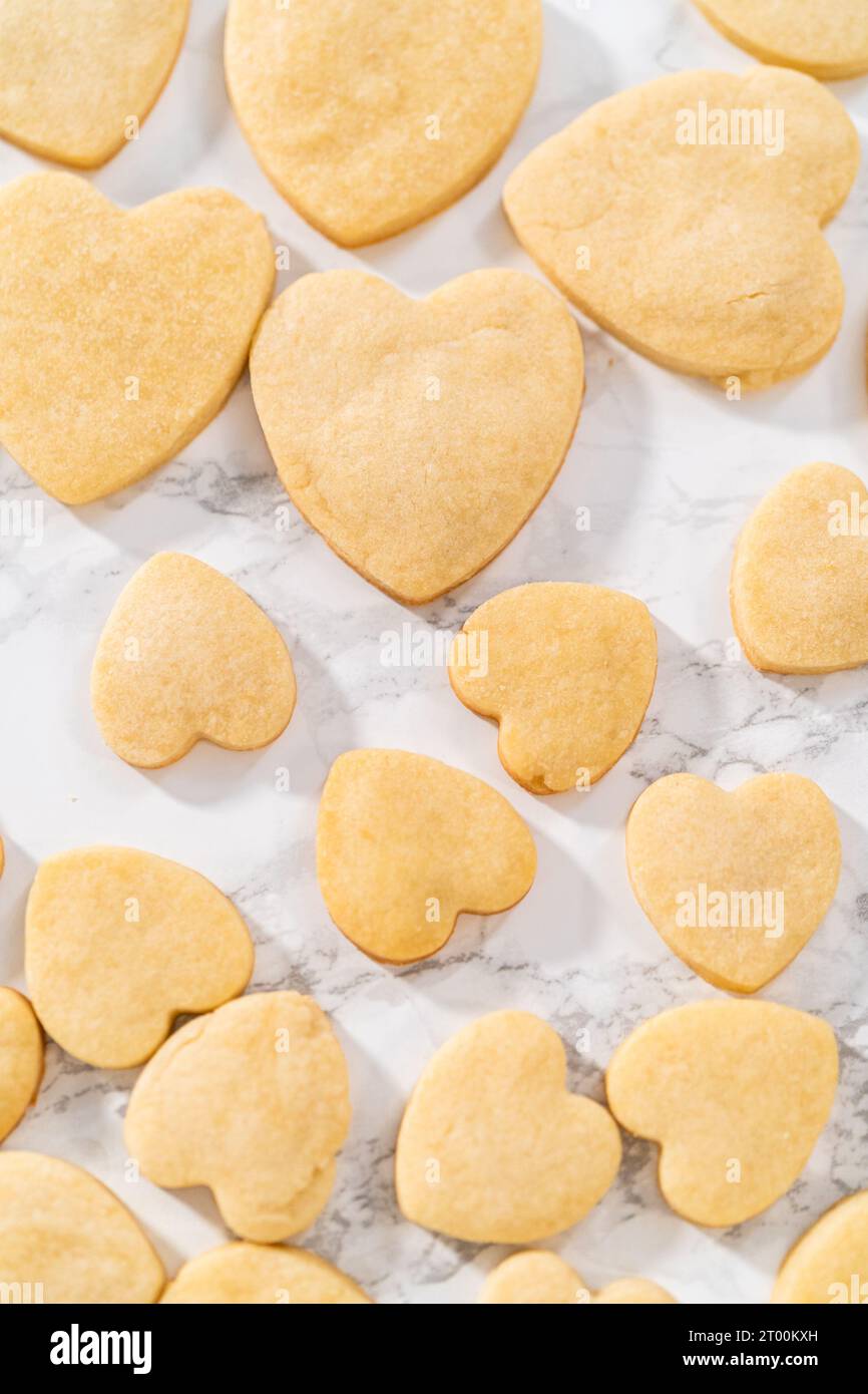Biscuits au sucre en forme de cœur avec glaçage royal Banque D'Images