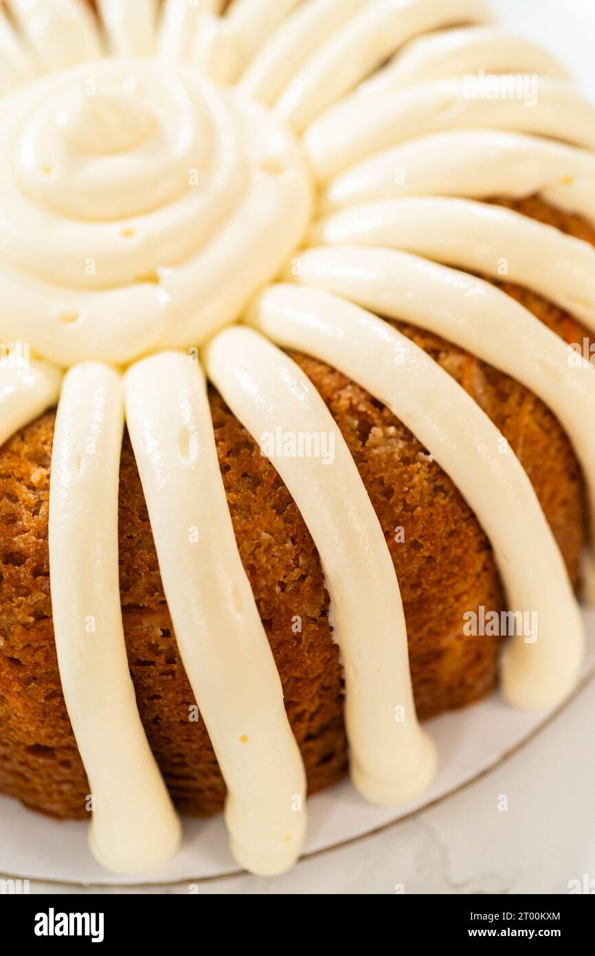 Gourmandise crémeuse : gâteau aux carottes avec glaçage au fromage à la crème Banque D'Images