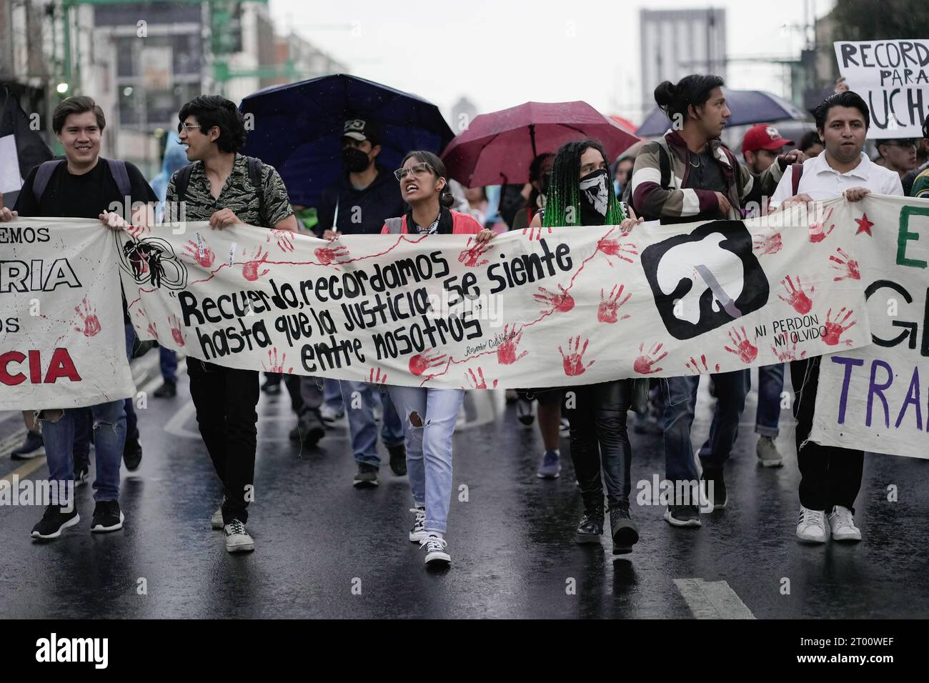 Mexique, Mexique. 02 octobre 2023. Les étudiants tiennent des banderoles lors de la 55e marche commémorative du massacre de Tlatelolco. La marche commémore une année de plus le massacre des étudiants qui a eu lieu le 2 octobre 1968 dans la région de Tlatelolco. Crédit : SOPA Images Limited/Alamy Live News Banque D'Images