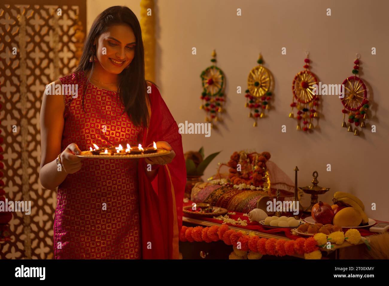 Portrait d'une femme indienne tenant une assiette de diyas sur Diwali Banque D'Images