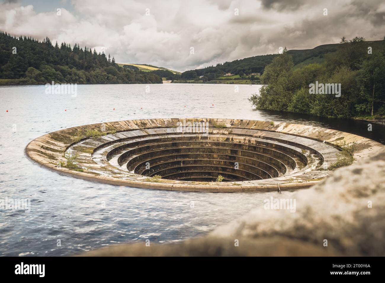 07.04.203 Ladybower, Derbyshiire, Royaume-Uni. Ladybower Reservoir est un grand réservoir artificiel en forme de y, le plus bas des trois dans la haute vallée du Derwent i. Banque D'Images