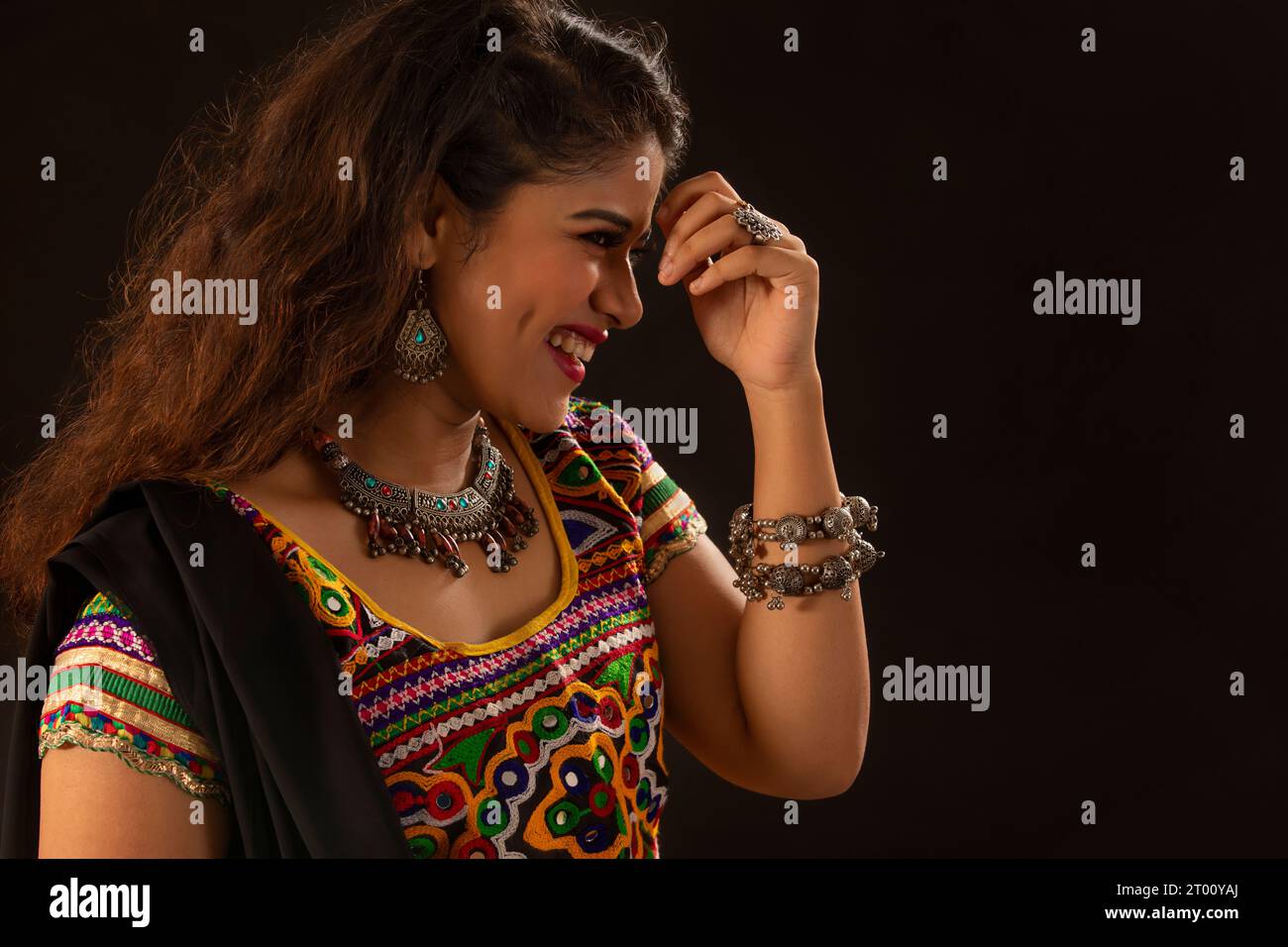 Portrait d'une femme gujarati vêtue d'une tenue gujrati traditionnelle, pendant les célébrations Navratri Banque D'Images