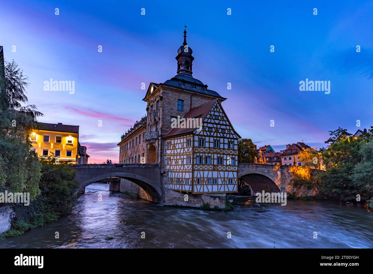 DAS Alte Rathaus im Fluss Regnitz in der Abenddämmerung, Altstadt von Bamberg, Oberfranken, Bayern, Deutschland Europa | ancien hôtel de ville 'Alte Rathaus Banque D'Images