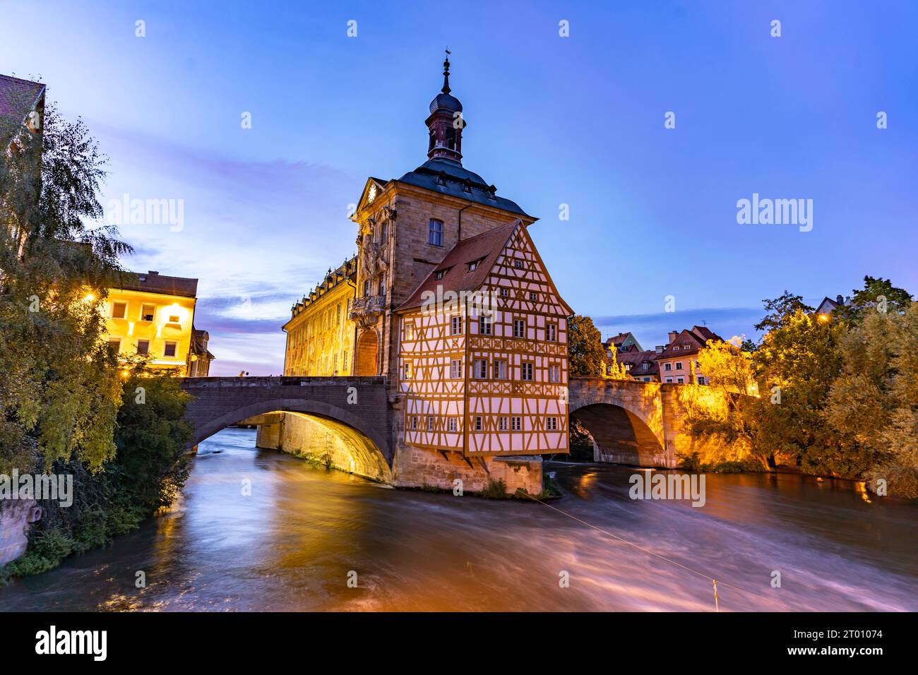 DAS Alte Rathaus im Fluss Regnitz in der Abenddämmerung, Altstadt von Bamberg, Oberfranken, Bayern, Deutschland Europa | ancien hôtel de ville 'Alte Rathaus Banque D'Images