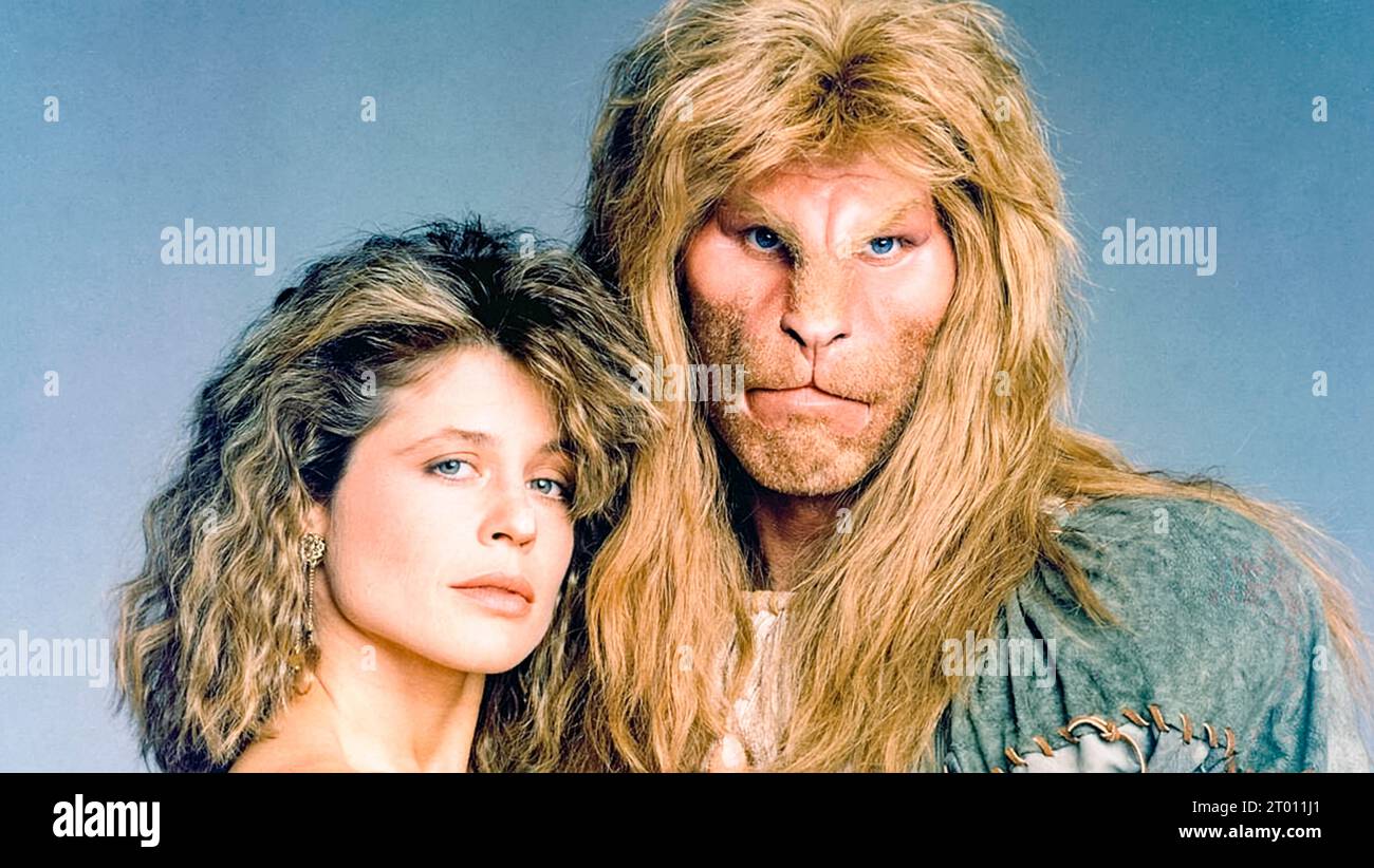 Beauty and the Beast (1987-1990) série télévisée créée par Ron Koslow vaguement basée sur le conte de fées classique sur la relation entre Catherine (Linda Hamilton), une assistante avocate de district à New York, et Vincent (Ron Perlman), un homme-bête mythique et noble qui vit dans une communauté utopique secrète de parias sociaux vivant dans un sanctuaire souterrain. Banque D'Images