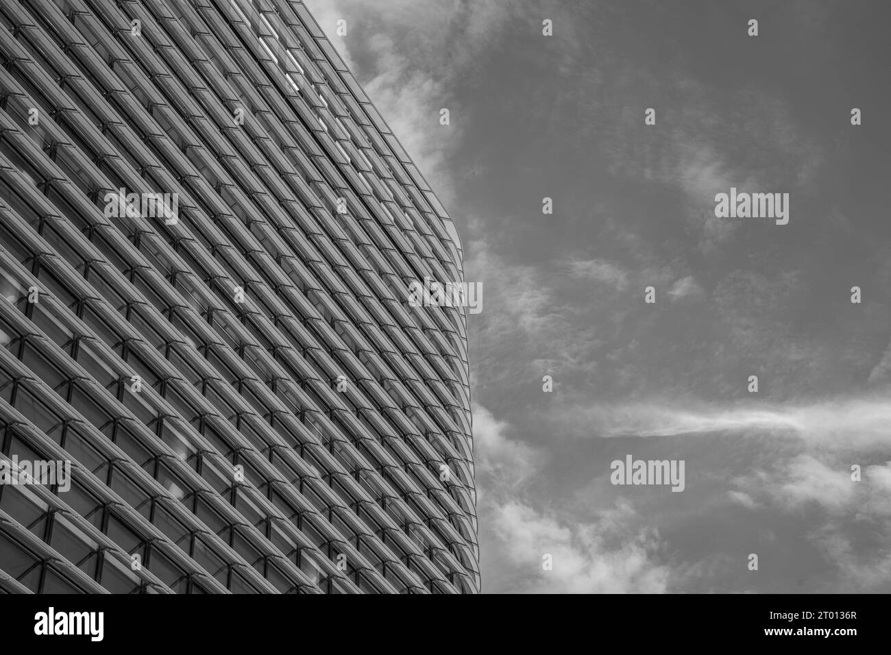 noir et blanc de bloc de bureau avec fond de ciel, photo minimaliste Banque D'Images