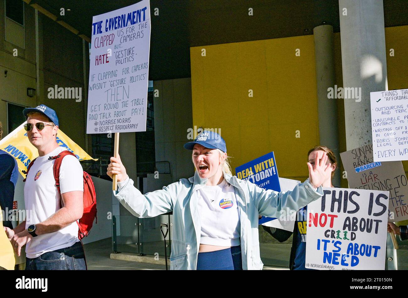 Brighton Royaume-Uni 3 octobre 2023 - les radiographes en grève devant le Royal Sussex County Hospital à Brighton alors qu'ils rejoignent des consultants et des médecins juniors le deuxième jour de l'action syndicale en Angleterre. Il s'agit de la dernière série d'actions syndicales entreprises par le personnel du NHS dans leur différend avec le gouvernement sur salaire et conditions : crédit Simon Dack / Alamy Live News Banque D'Images