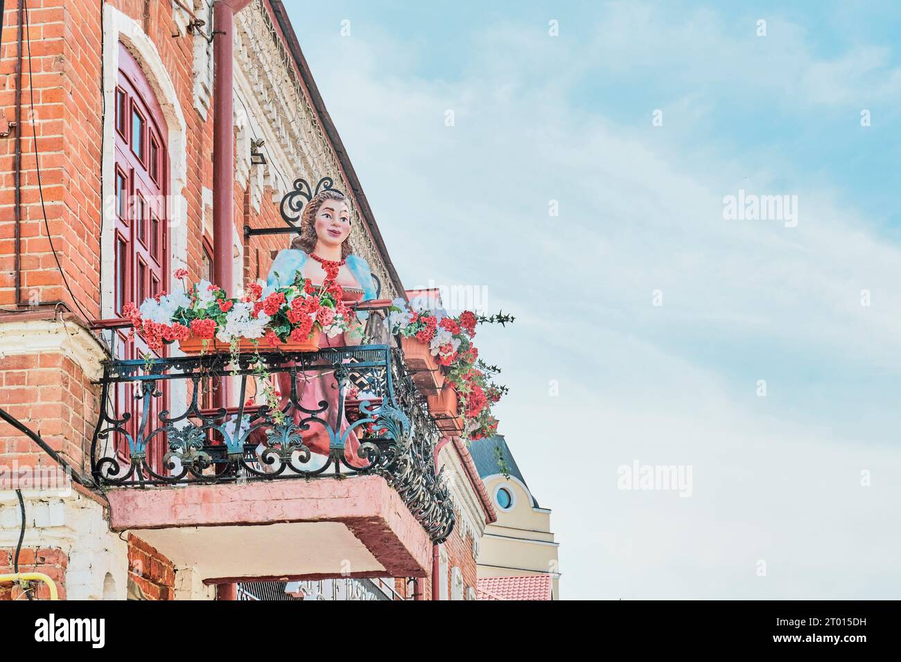 Kazan, Russie - 15 juin 2023 : publicité sculpture de rue dans la décoration de restaurant, café. Figure de croissance de la jeune femme debout parmi les fleurs sur Banque D'Images