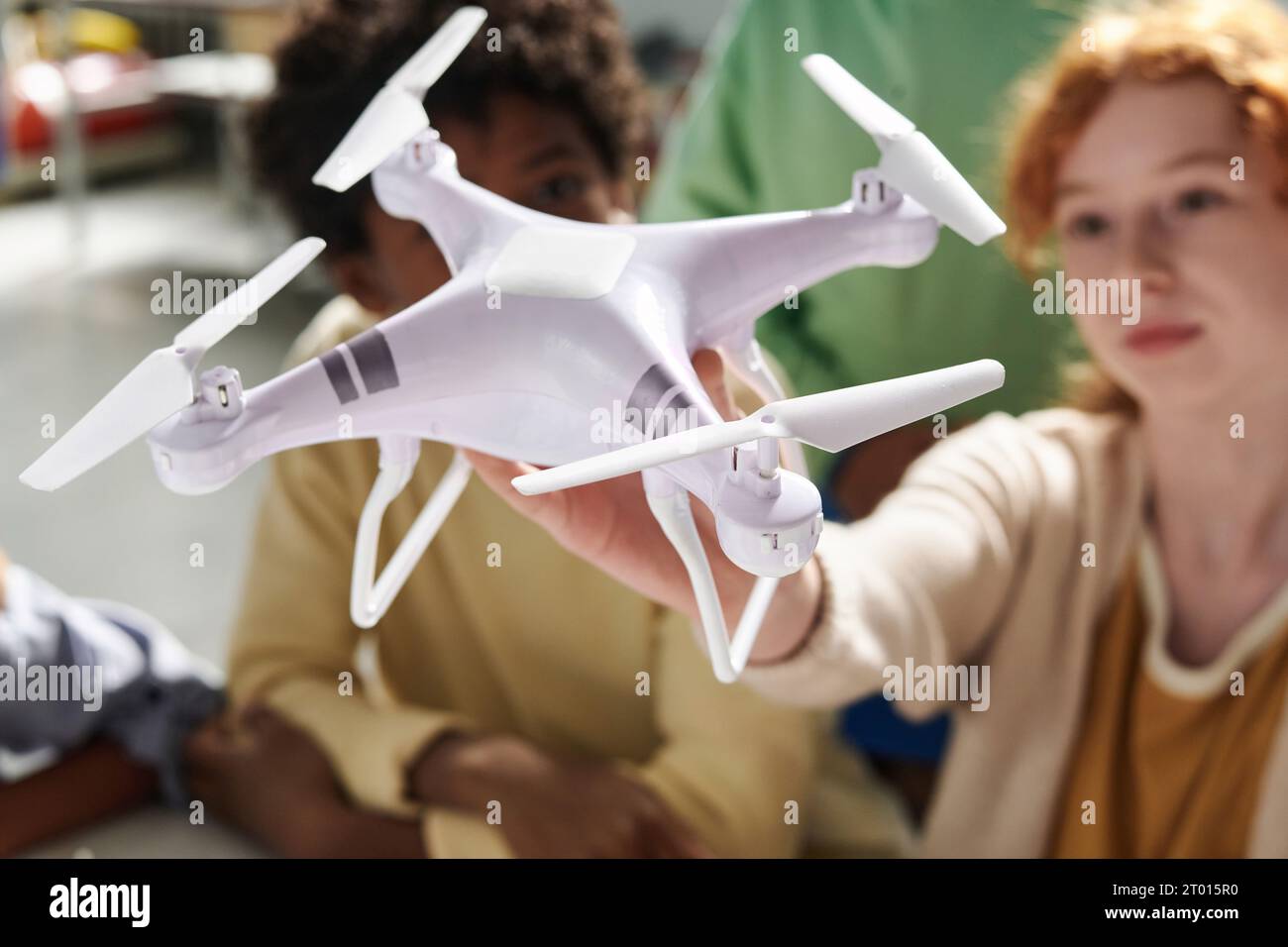 Groupe d'écoliers lançant quadcopter Banque D'Images