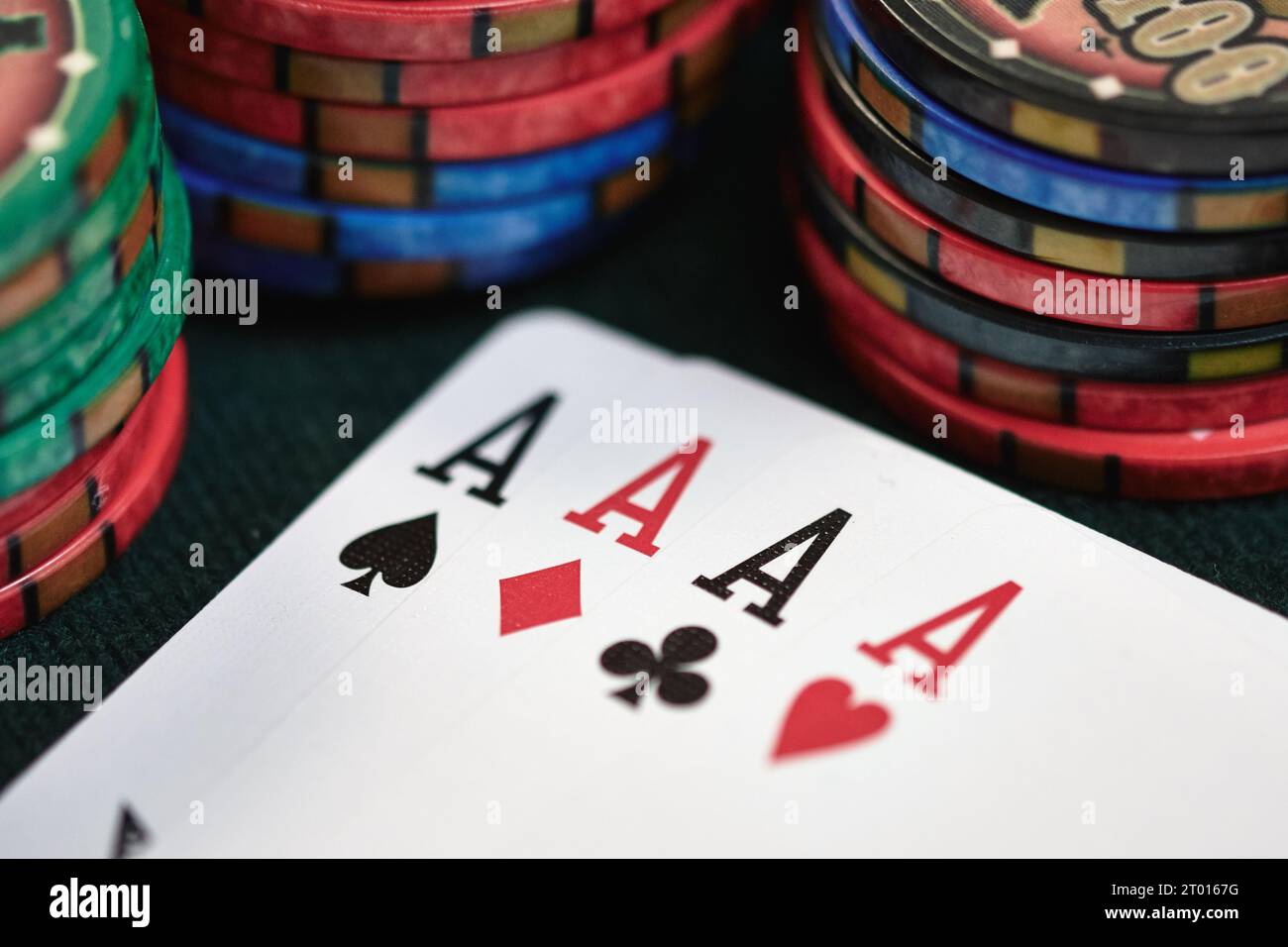 Quatre d'un genre as avec des jetons de casino sur la table de poker Banque D'Images