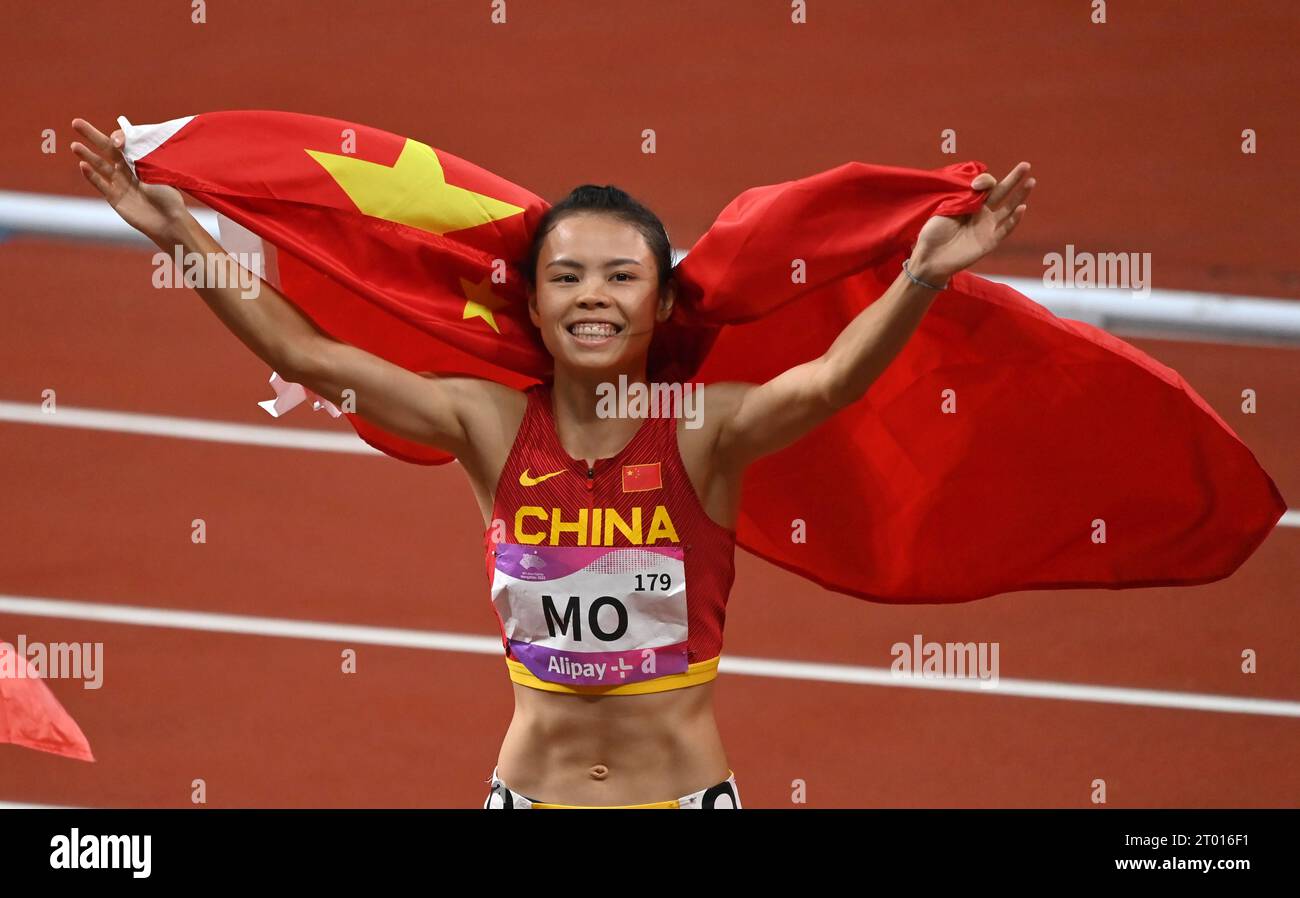 Hangzhou, province chinoise du Zhejiang. 3 octobre 2023. Mo Jiadie de Chine célèbre après la finale féminine du 400 m haies d'athlétisme aux 19e Jeux asiatiques à Hangzhou, dans la province du Zhejiang, dans l'est de la Chine, le 3 octobre 2023. Crédit : Jiang Han/Xinhua/Alamy Live News Banque D'Images