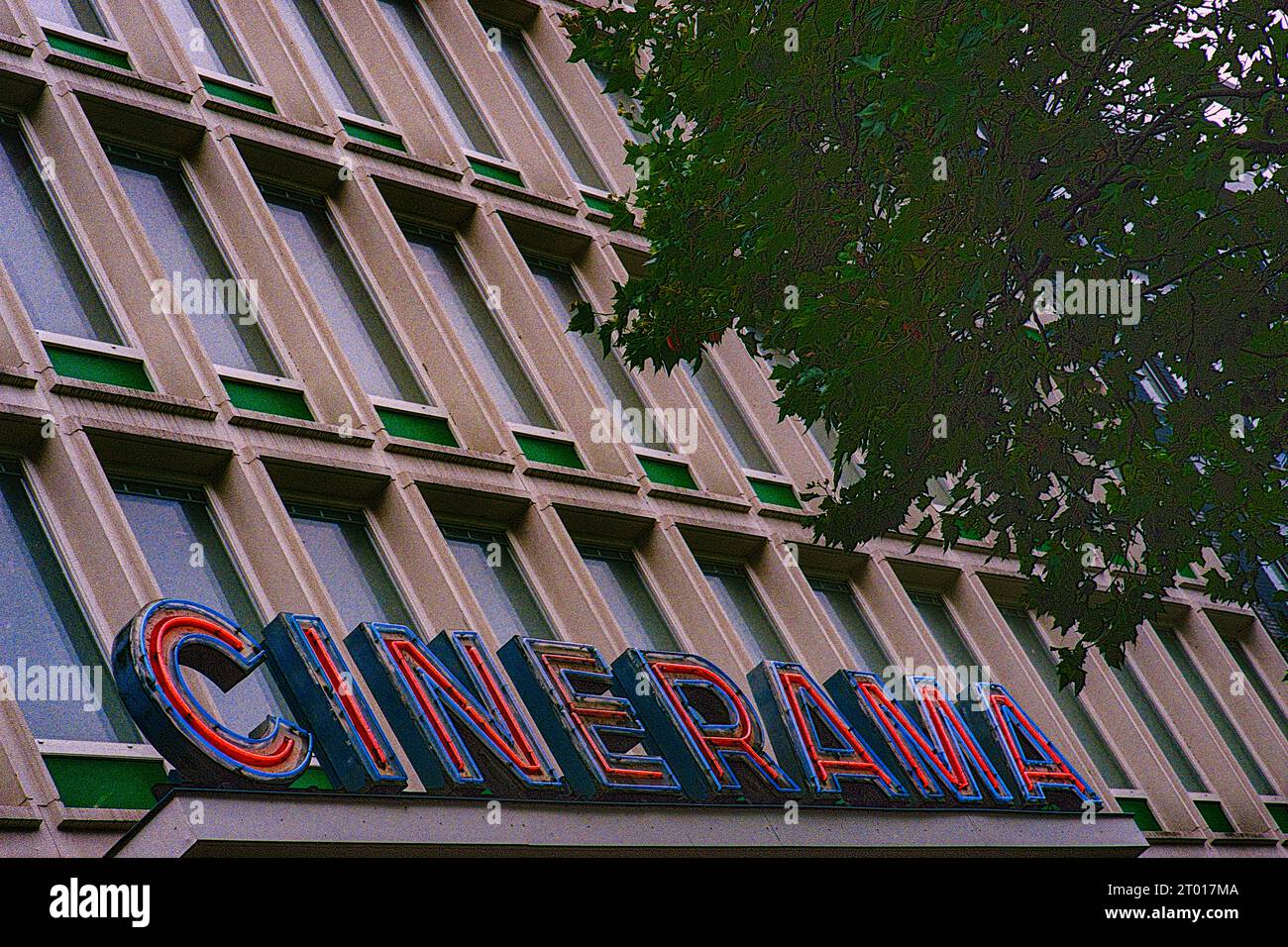 Façade vintage et rétro avec entrée et signe du nom du cinéma et du théâtre Cinerama. Rotterdam, pays-Bas. Photo prise sur un ancien film Kodak analogique. Banque D'Images